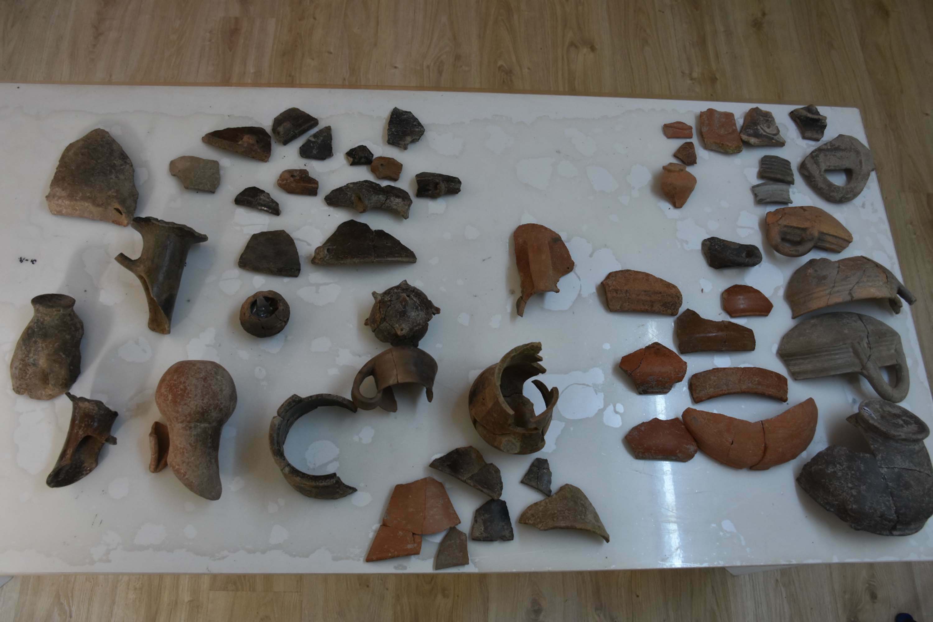 Smyrna Höyüğü'nde 5 bin yıl önceki ticari ilişkiyi gösteren seramikler bulundu - Görsel 3