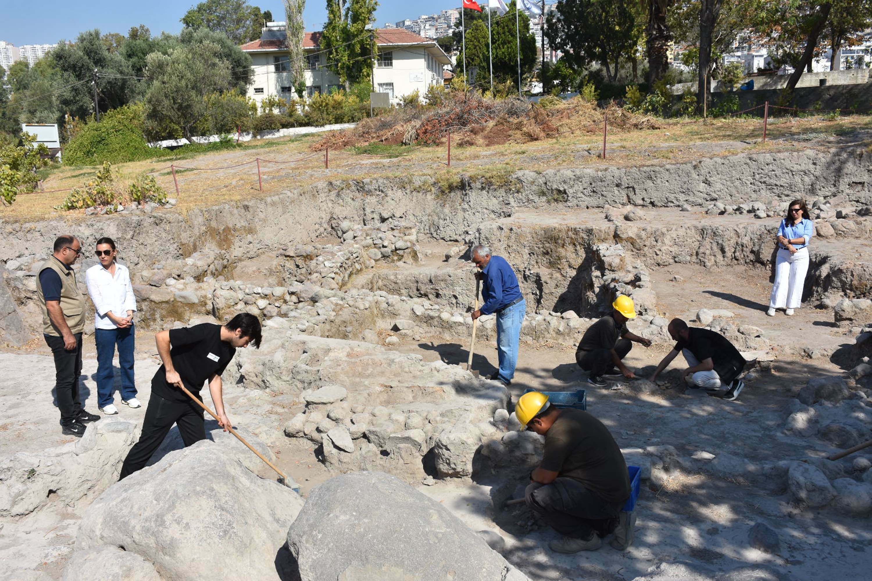 Smyrna Höyüğü'nde 5 bin yıl önceki ticari ilişkiyi gösteren seramikler bulundu - Görsel 7