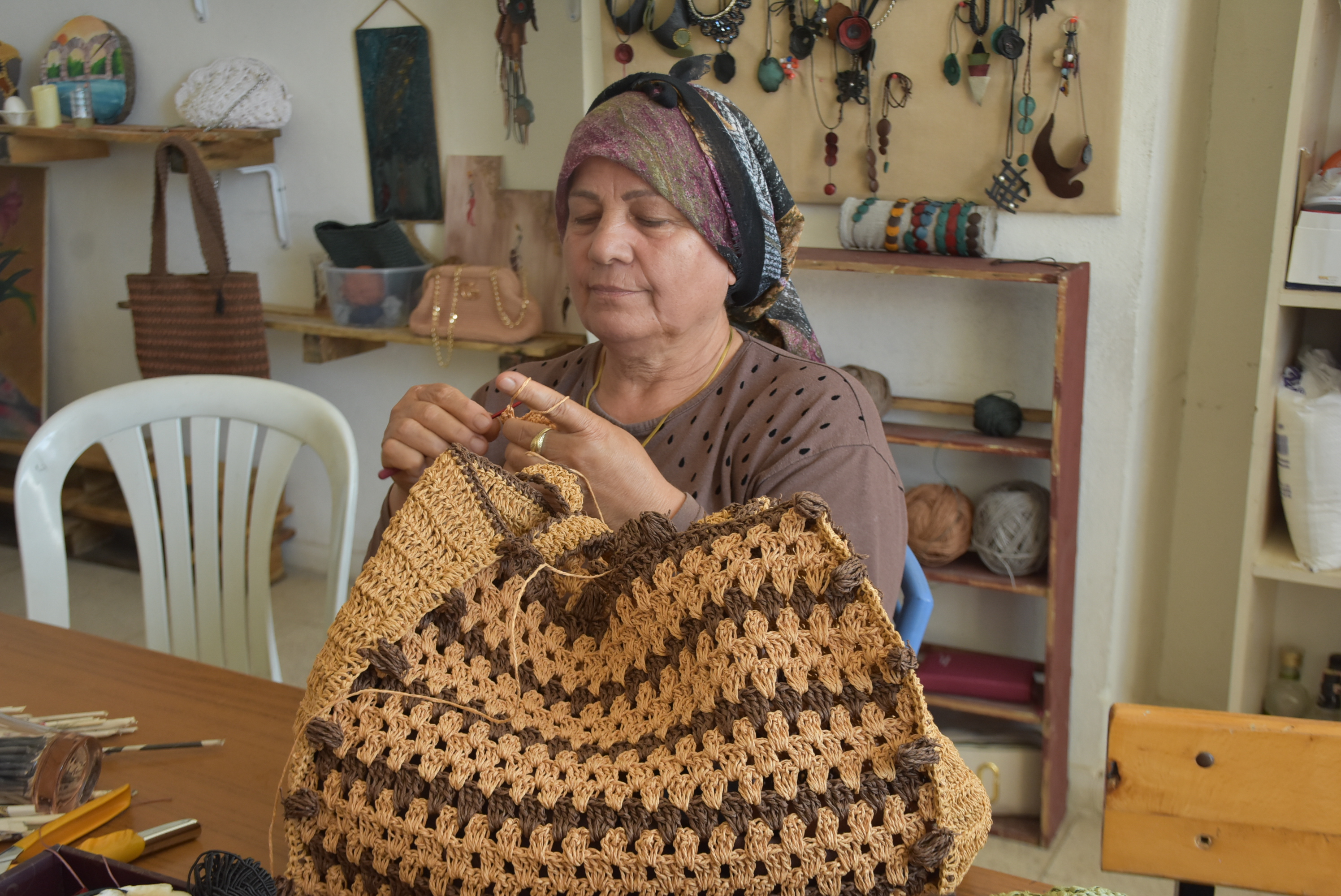 Kadın üreticiler, atık kağıtları sepete dönüştürdü - Görsel 1