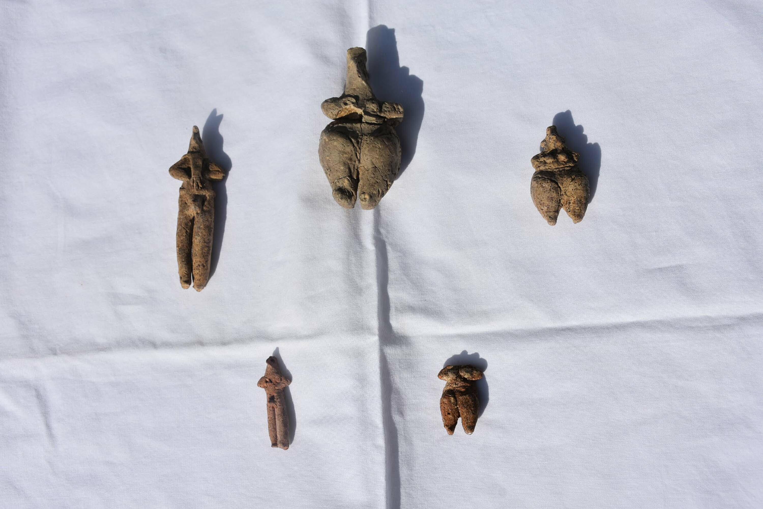 Ulucak Höyüğü'nde 8 bin yıllık 5 heykelcik bulundu - Görsel 1