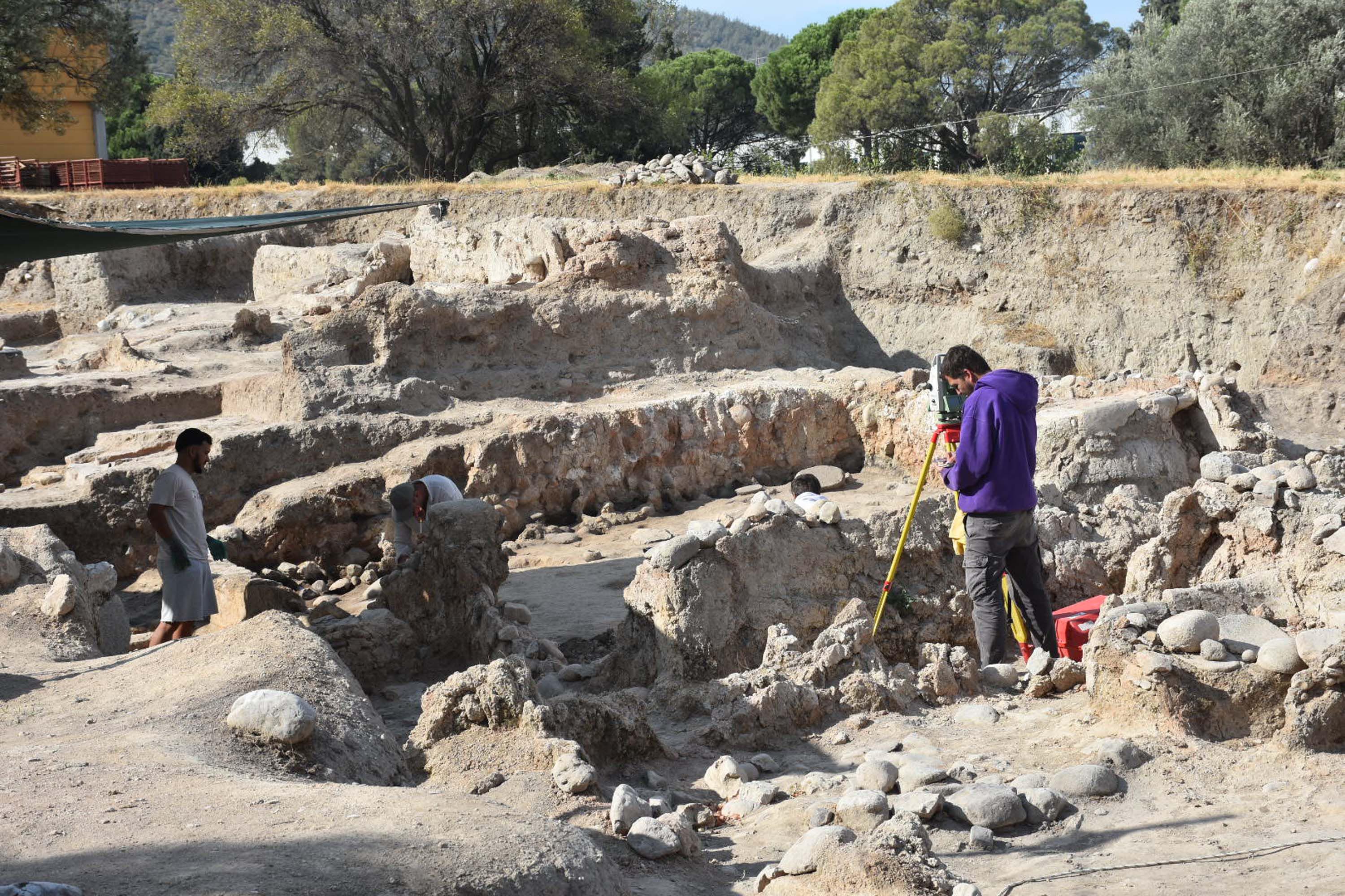Ulucak Höyüğü'nde 8 bin yıllık 5 heykelcik bulundu - Görsel 2