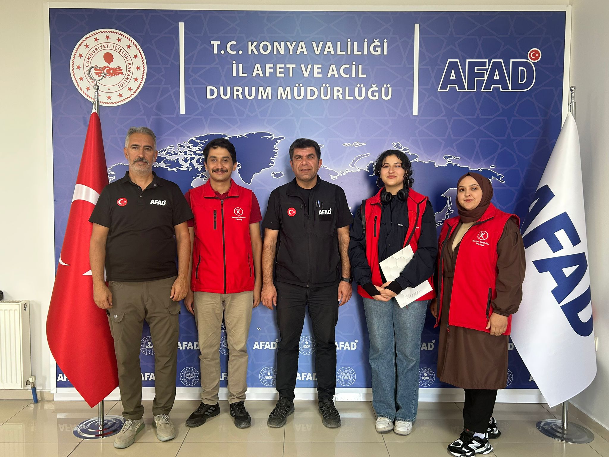 Kırmızı Yelekliler Derneği'nden Konya Valiliği ve AFAD'a Ziyaret: Gönüllülük ve İş Birliği Mesajları - Görsel 1