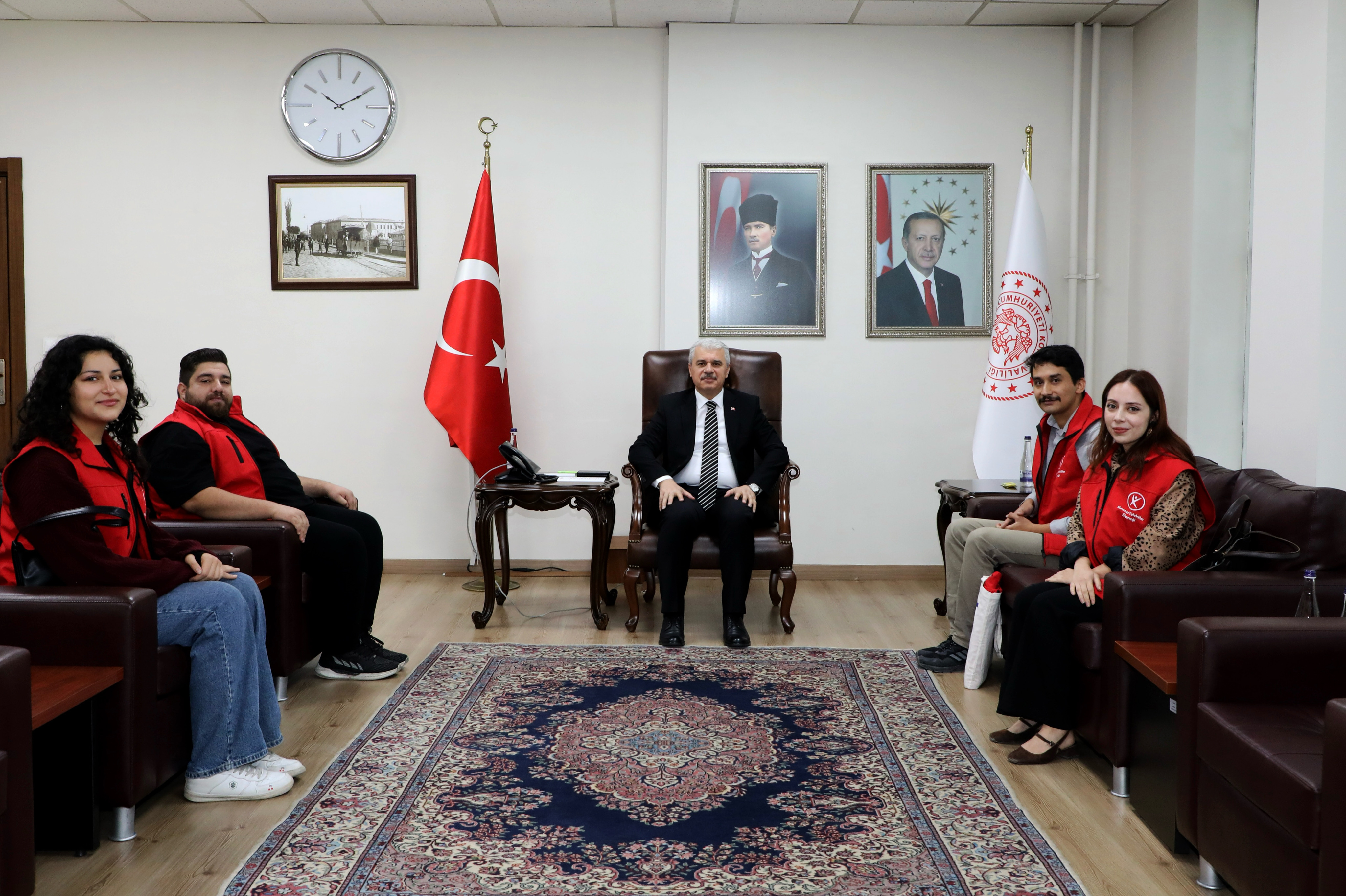 Kırmızı Yelekliler Derneği'nden Konya Valiliği ve AFAD'a Ziyaret: Gönüllülük ve İş Birliği Mesajları - Görsel 2