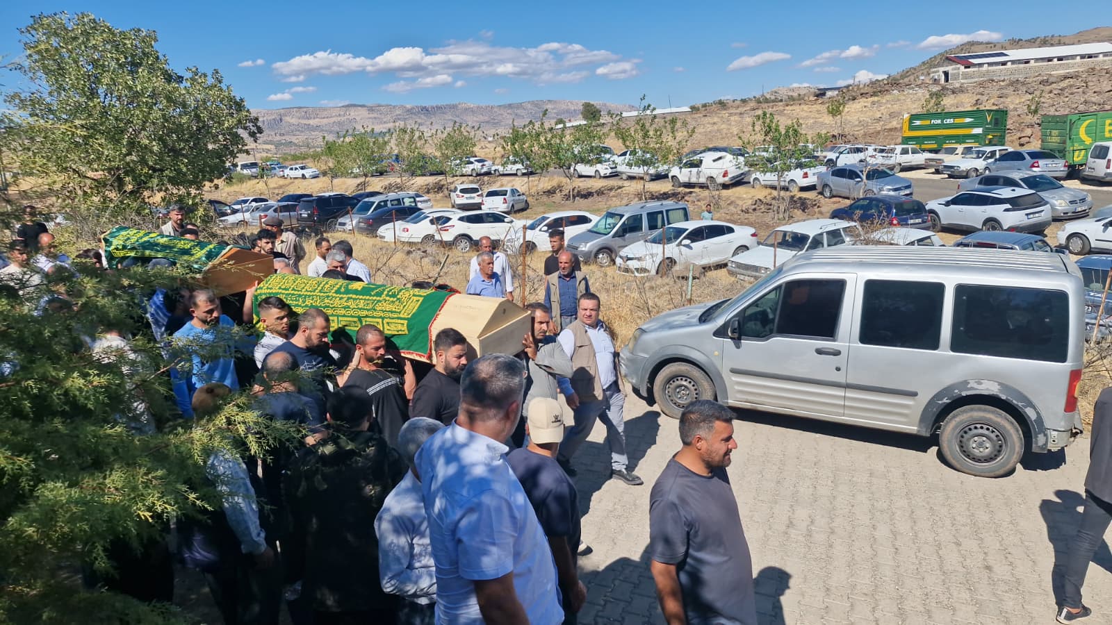  Diyarbakır'da 4 Kuzen; Kurtarmak İçin Atladılar, Hepsi Yan Yana Toprağa Verildi - Görsel 5