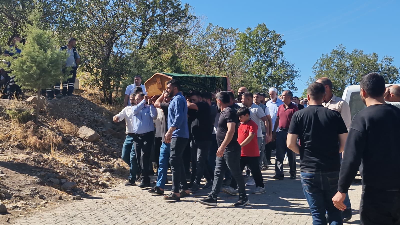  Diyarbakır'da 4 Kuzen; Kurtarmak İçin Atladılar, Hepsi Yan Yana Toprağa Verildi - Görsel 8