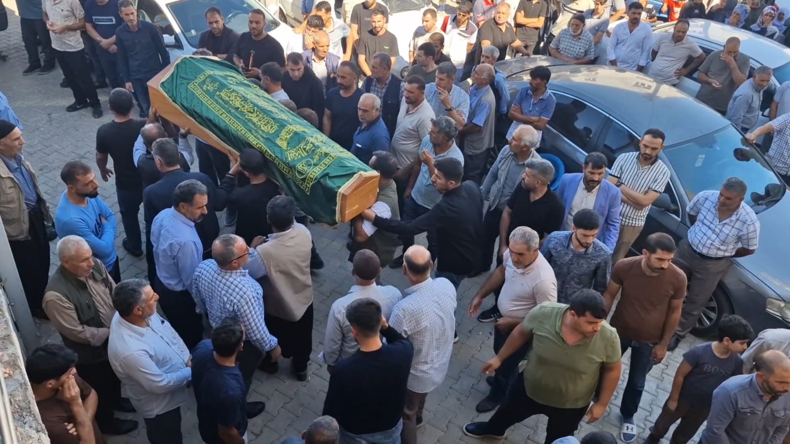  Diyarbakır'da 4 Kuzen; Kurtarmak İçin Atladılar, Hepsi Yan Yana Toprağa Verildi - Görsel 9