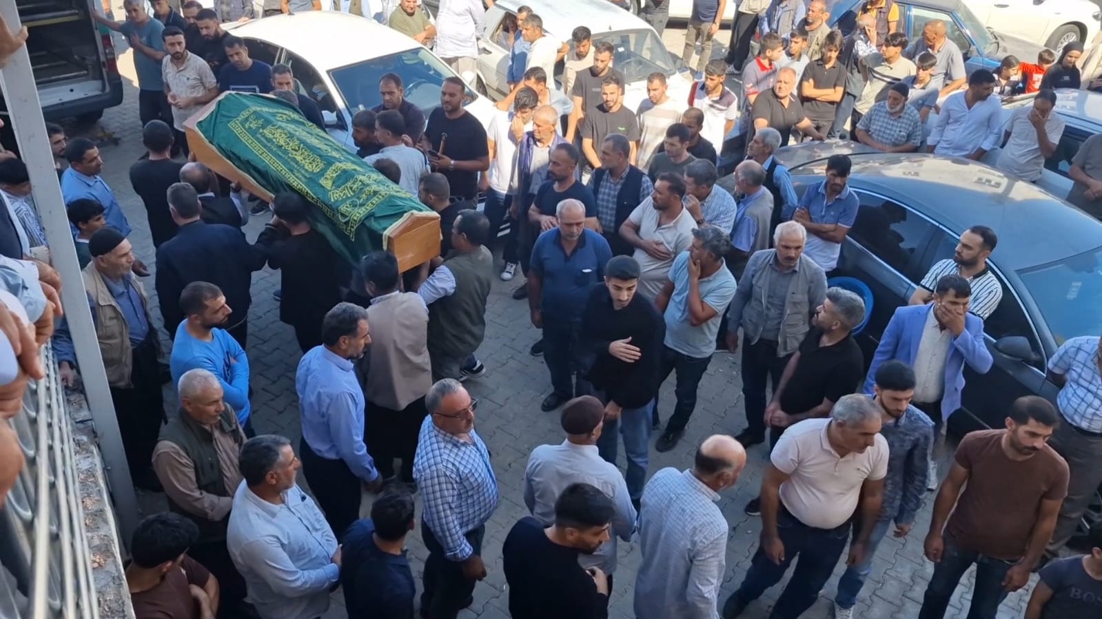  Diyarbakır'da 4 Kuzen; Kurtarmak İçin Atladılar, Hepsi Yan Yana Toprağa Verildi - Görsel 11