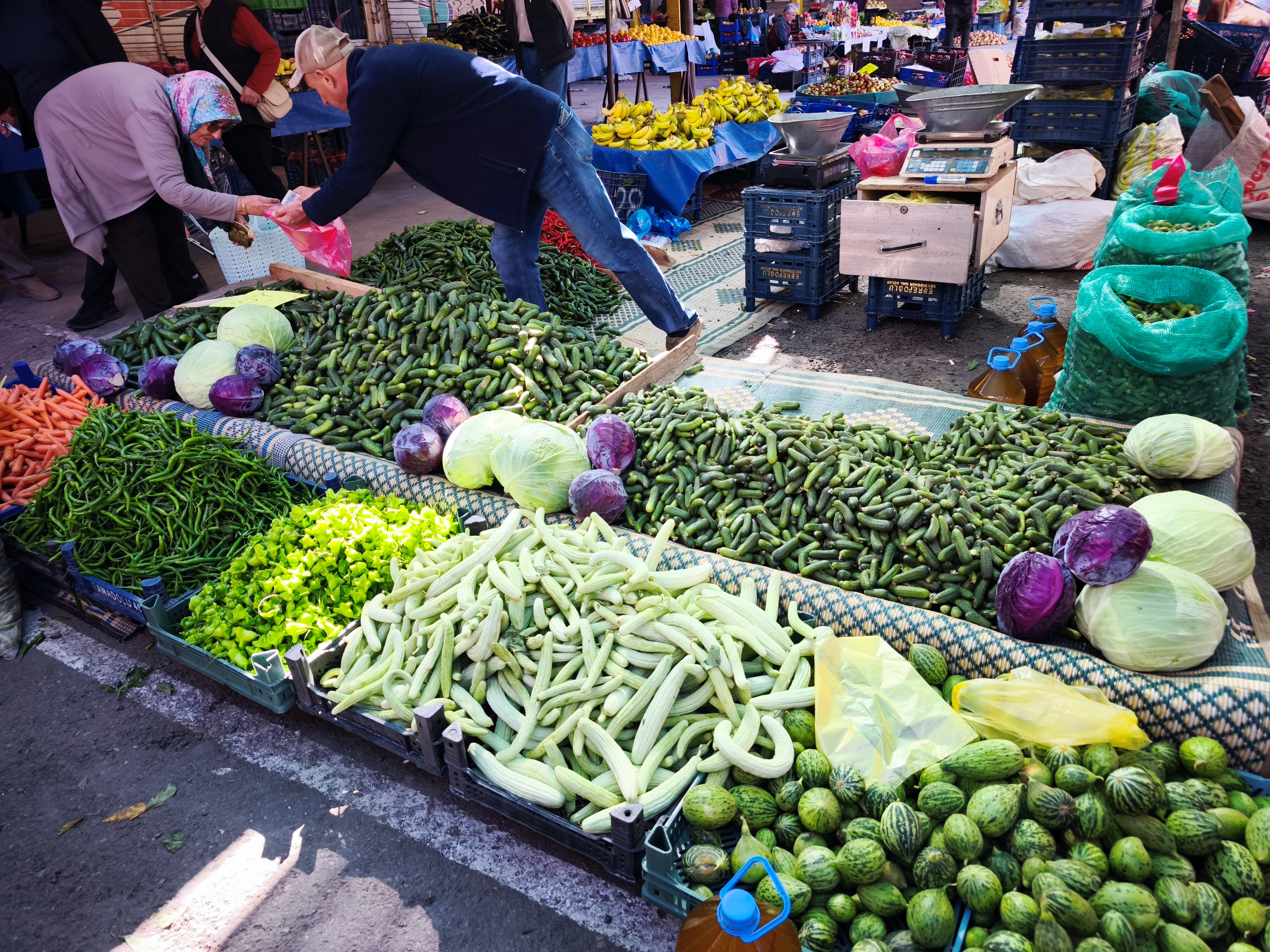  Seydişehir Perşembe Pazarı'nda Kışlık Yoğunluğu ve Turşuluk Fiyatları - Görsel 1