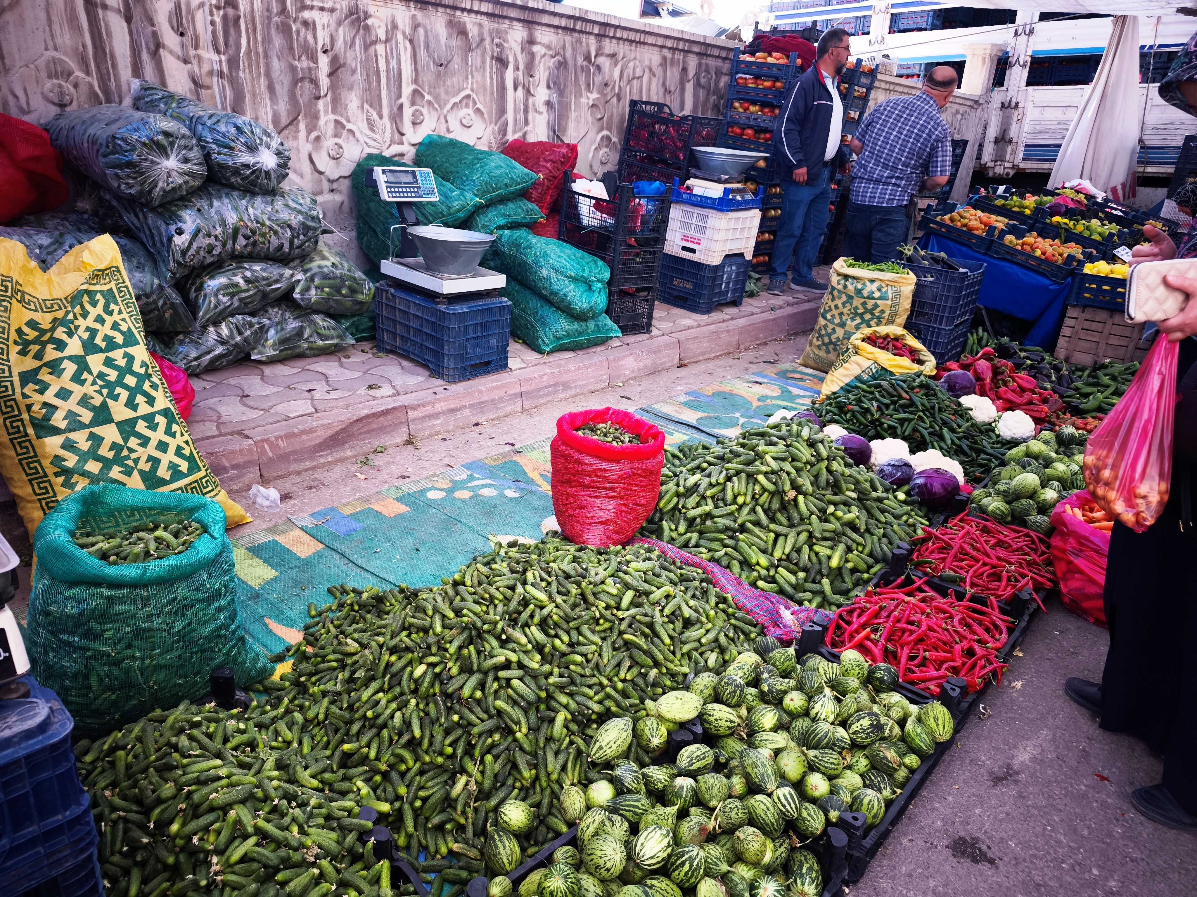  Seydişehir Perşembe Pazarı'nda Kışlık Yoğunluğu ve Turşuluk Fiyatları - Görsel 2