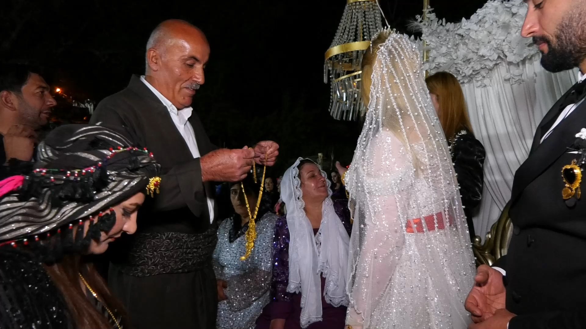 Şırnak’taki düğünde gelin ve damada 3 milyon TL ile 1,5 kilo altın takıldı - Görsel 2