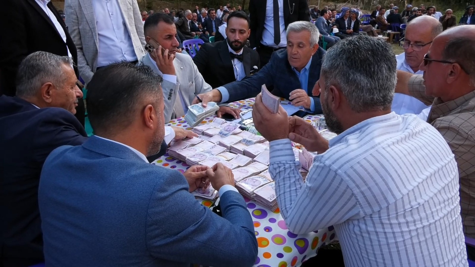 Şırnak’taki düğünde gelin ve damada 3 milyon TL ile 1,5 kilo altın takıldı - Görsel 5