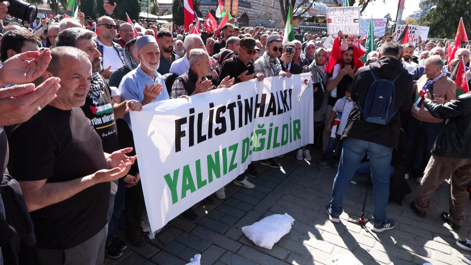 İstanbul- Ayasofya'dan Eminönü Meydanı'na Filistin’e destek yürüyüşü - Görsel 3