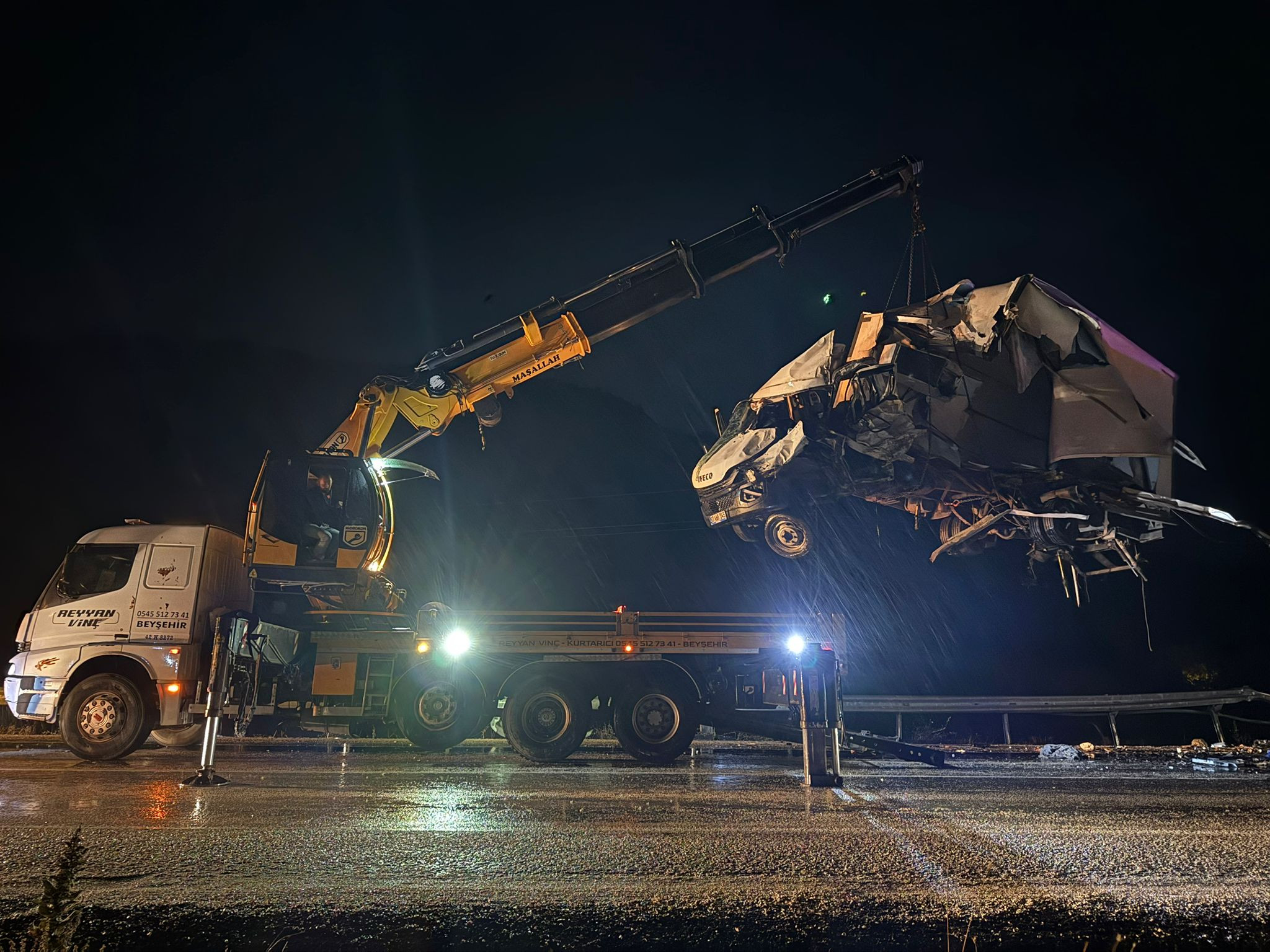 Beyşehirde  tır ile kamyonetin çarpıştığı kazada 1 kişi öldü, 2 kişi yaralandı - Görsel 1