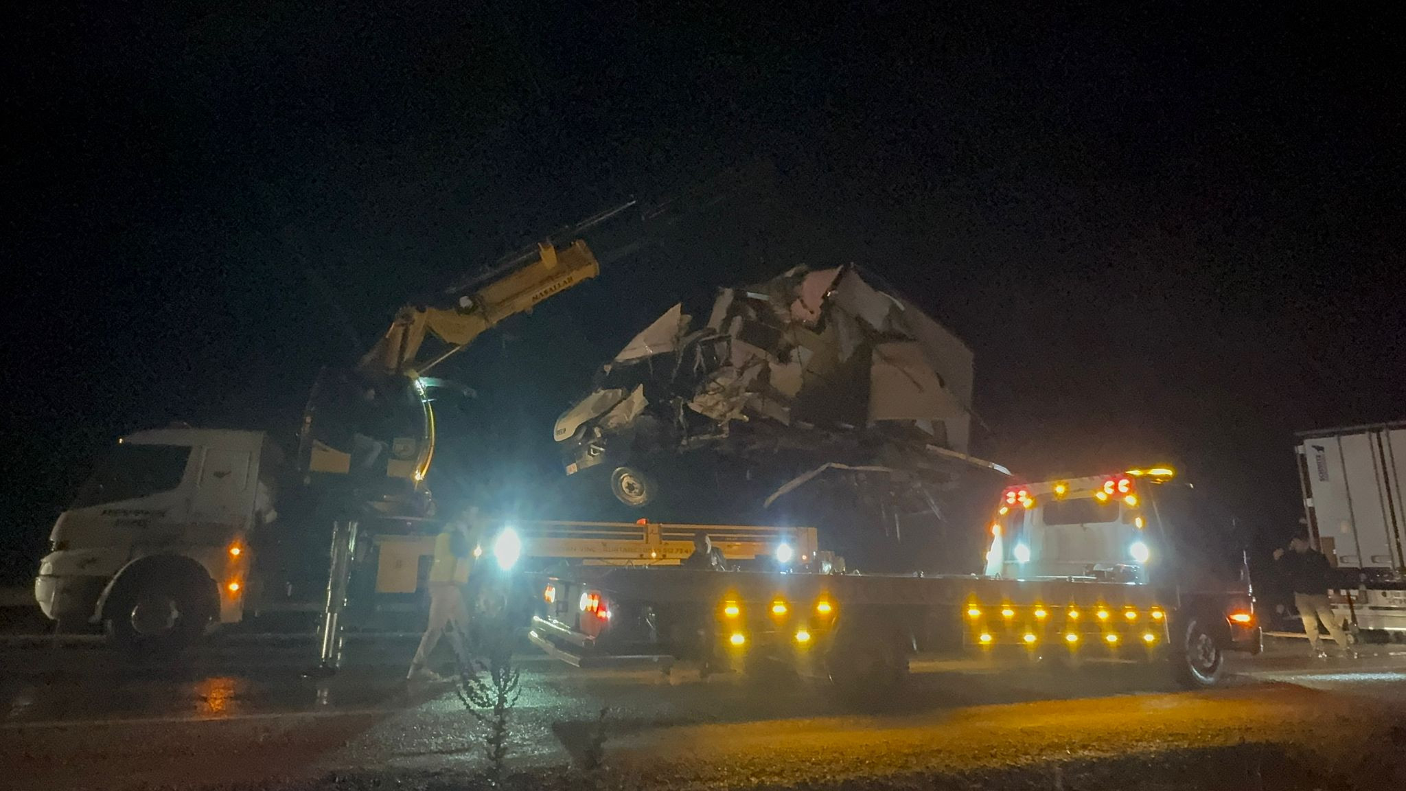 Beyşehirde  tır ile kamyonetin çarpıştığı kazada 1 kişi öldü, 2 kişi yaralandı - Görsel 2