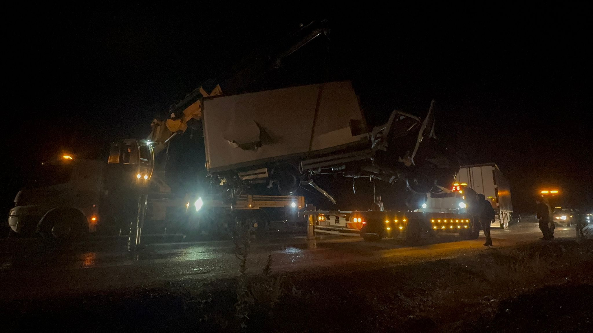 Beyşehirde  tır ile kamyonetin çarpıştığı kazada 1 kişi öldü, 2 kişi yaralandı - Görsel 3