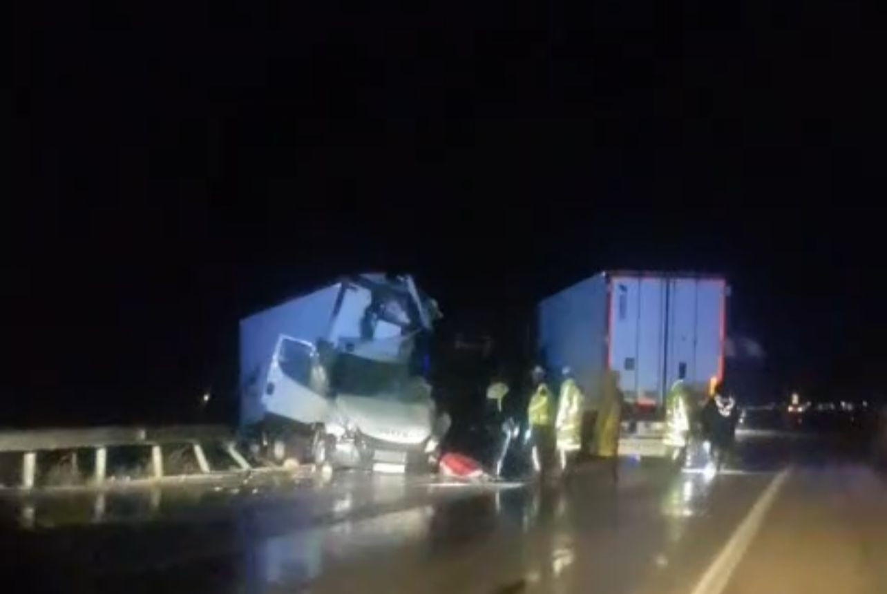 Beyşehirde  tır ile kamyonetin çarpıştığı kazada 1 kişi öldü, 2 kişi yaralandı - Görsel 6