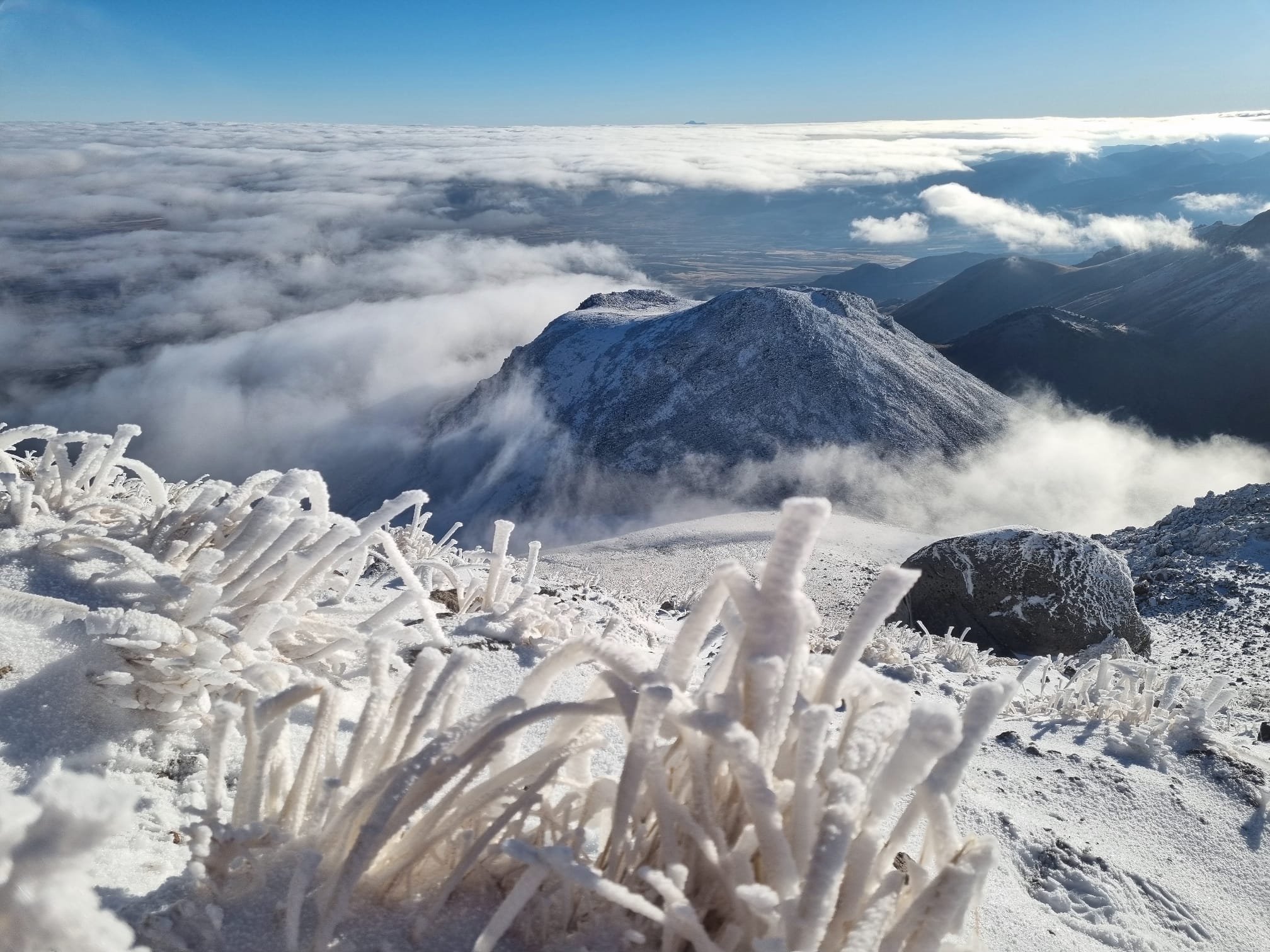 Hasan Dağı’nın zirvesine yağan kar, kartpostallık görüntüler ortaya çıkardı - Görsel 2