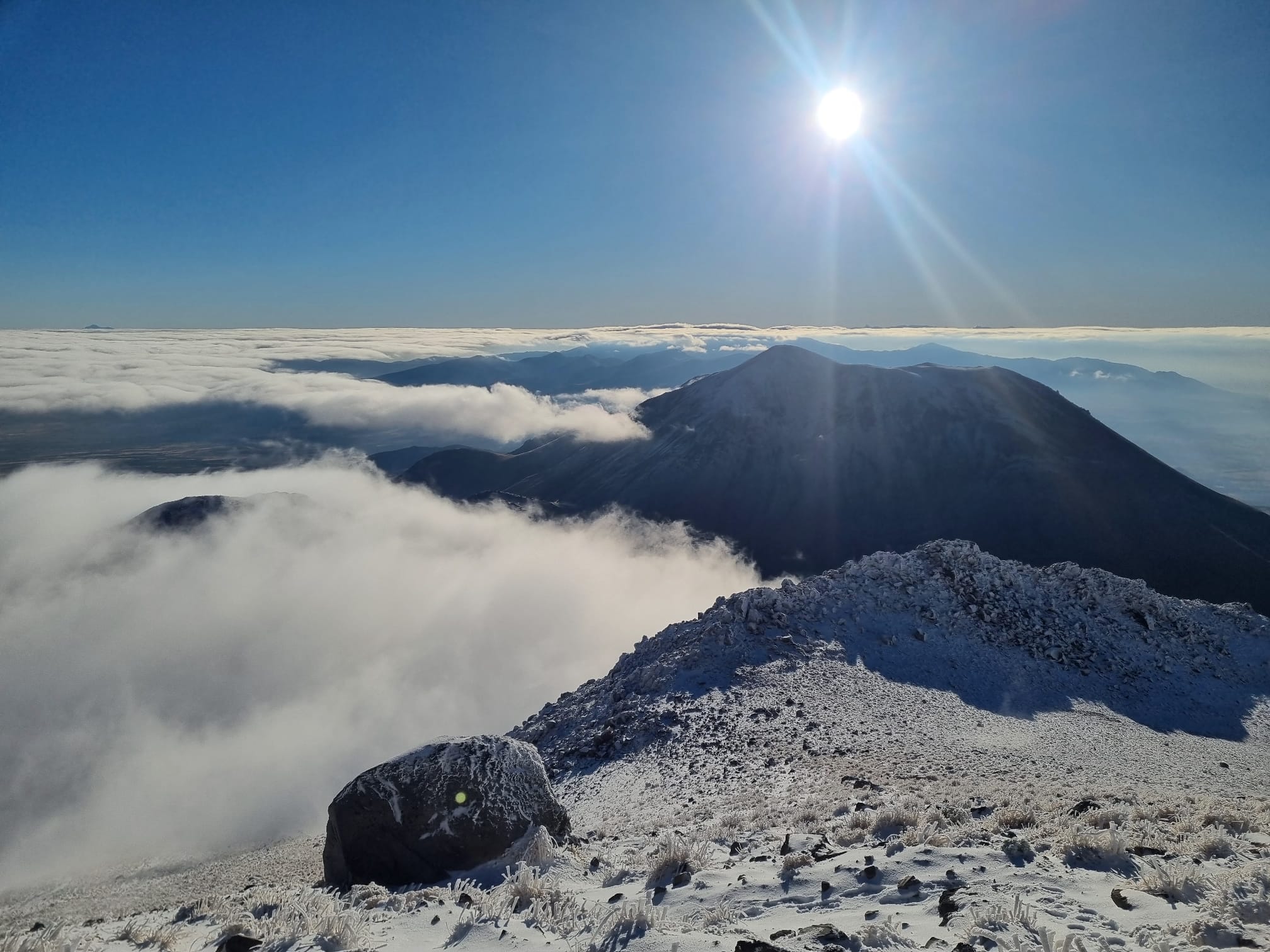 Hasan Dağı’nın zirvesine yağan kar, kartpostallık görüntüler ortaya çıkardı - Görsel 5