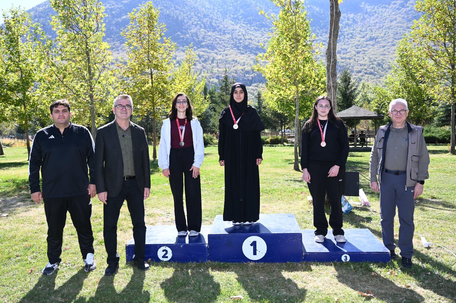 ÜNİVERSİTE ÖĞRENCİLERİ, ORYANTİRİNG İLE HEM EĞLENDİ HEM YARIŞTI  - Görsel 1