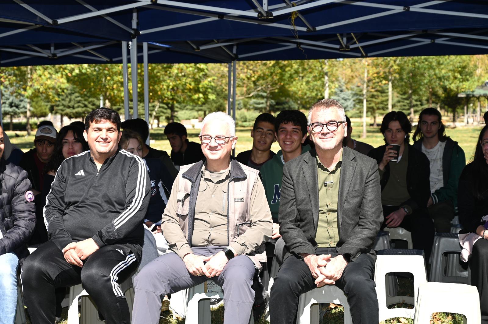 ÜNİVERSİTE ÖĞRENCİLERİ, ORYANTİRİNG İLE HEM EĞLENDİ HEM YARIŞTI  - Görsel 2