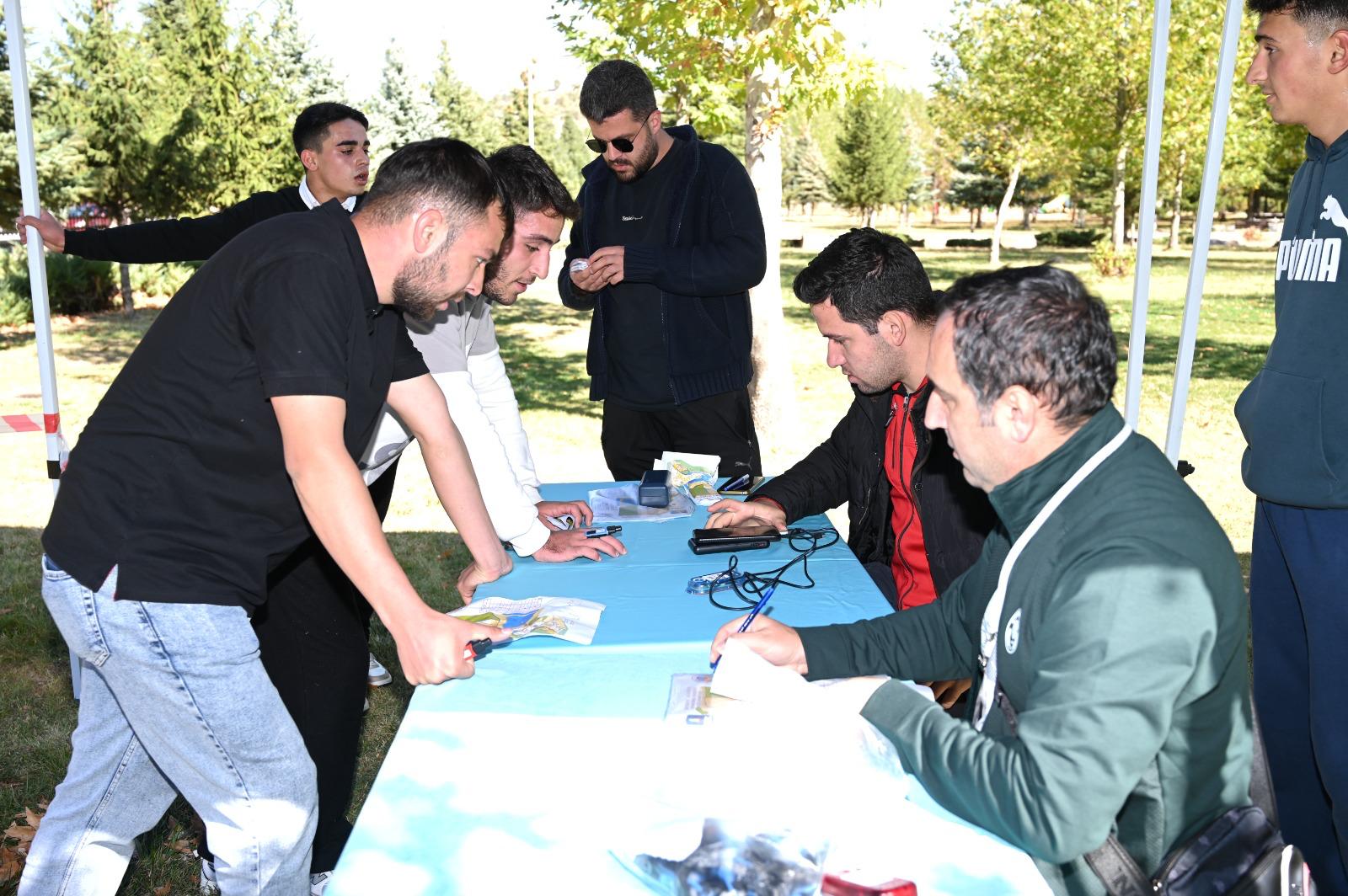ÜNİVERSİTE ÖĞRENCİLERİ, ORYANTİRİNG İLE HEM EĞLENDİ HEM YARIŞTI  - Görsel 3