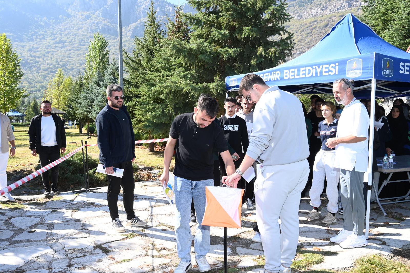 ÜNİVERSİTE ÖĞRENCİLERİ, ORYANTİRİNG İLE HEM EĞLENDİ HEM YARIŞTI  - Görsel 5