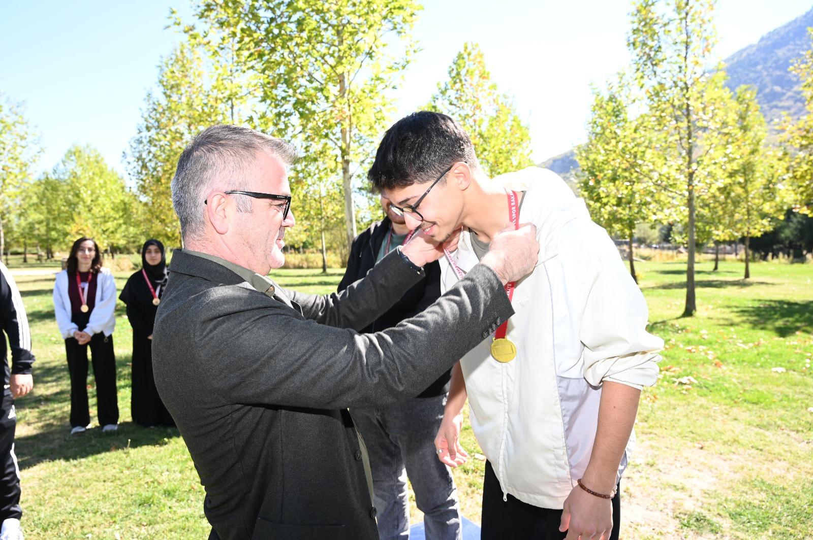 ÜNİVERSİTE ÖĞRENCİLERİ, ORYANTİRİNG İLE HEM EĞLENDİ HEM YARIŞTI  - Görsel 10