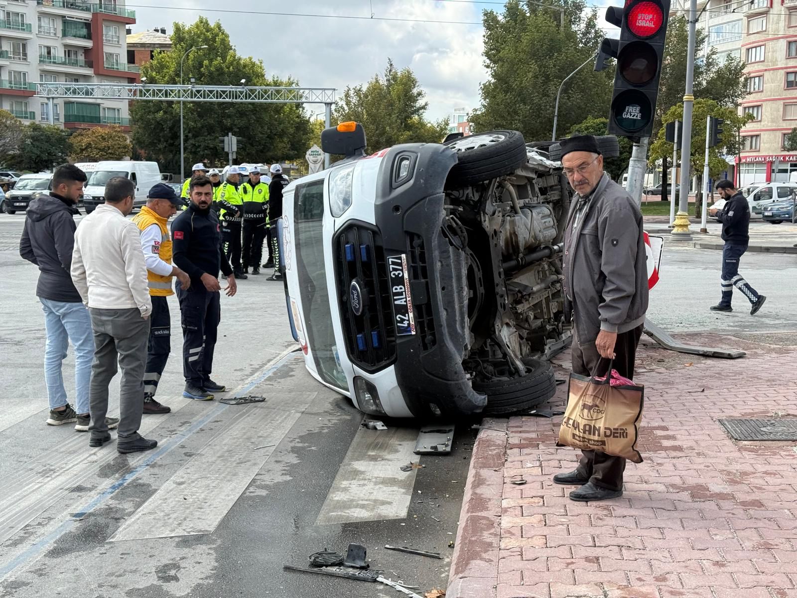 Konya'da Hasta Taşıyan Ambulans Devrildi: 3 Yaralı - Görsel 1