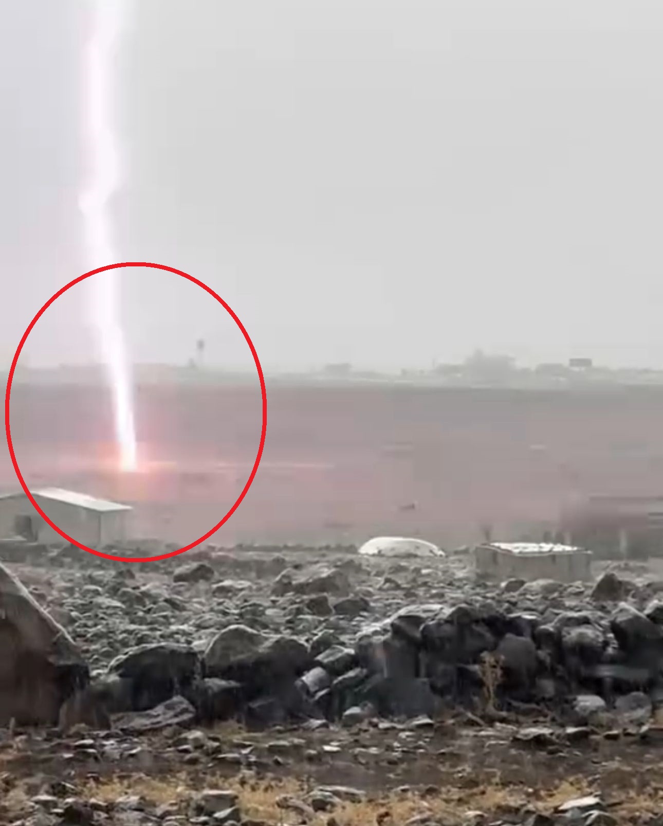 Diyarbakır’da yıldırım düşme anı kamerada - Görsel 2