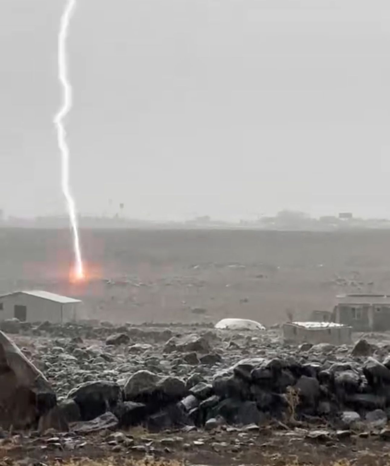 Diyarbakır’da yıldırım düşme anı kamerada - Görsel 6