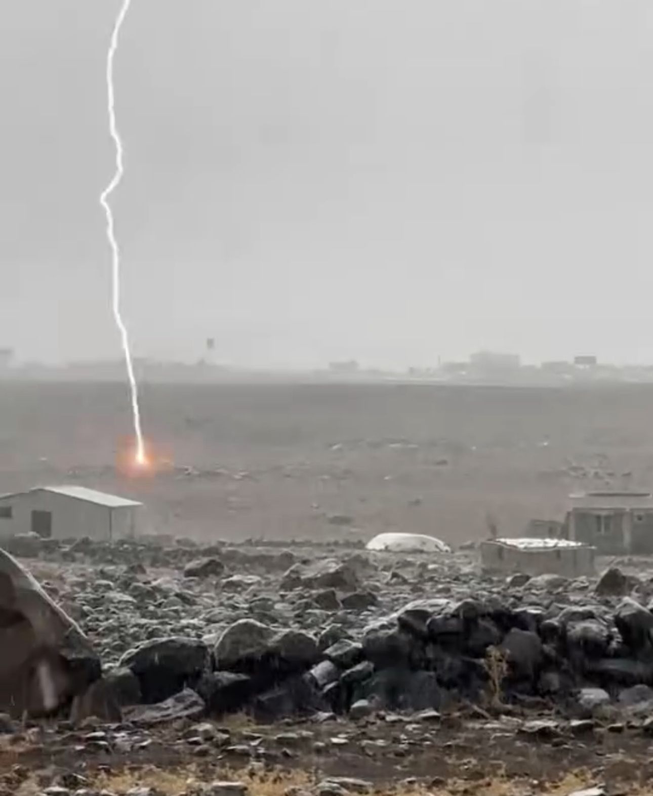 Diyarbakır’da yıldırım düşme anı kamerada - Görsel 7