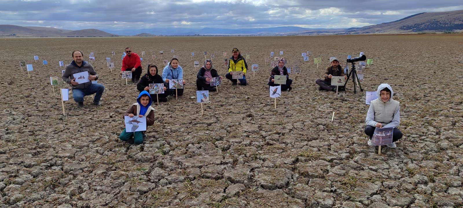 Konya- Kuruyan gölde,daha önce çekilen kuşların fotoğraflarıyla kuraklığa dikkat çektiler - Görsel 1