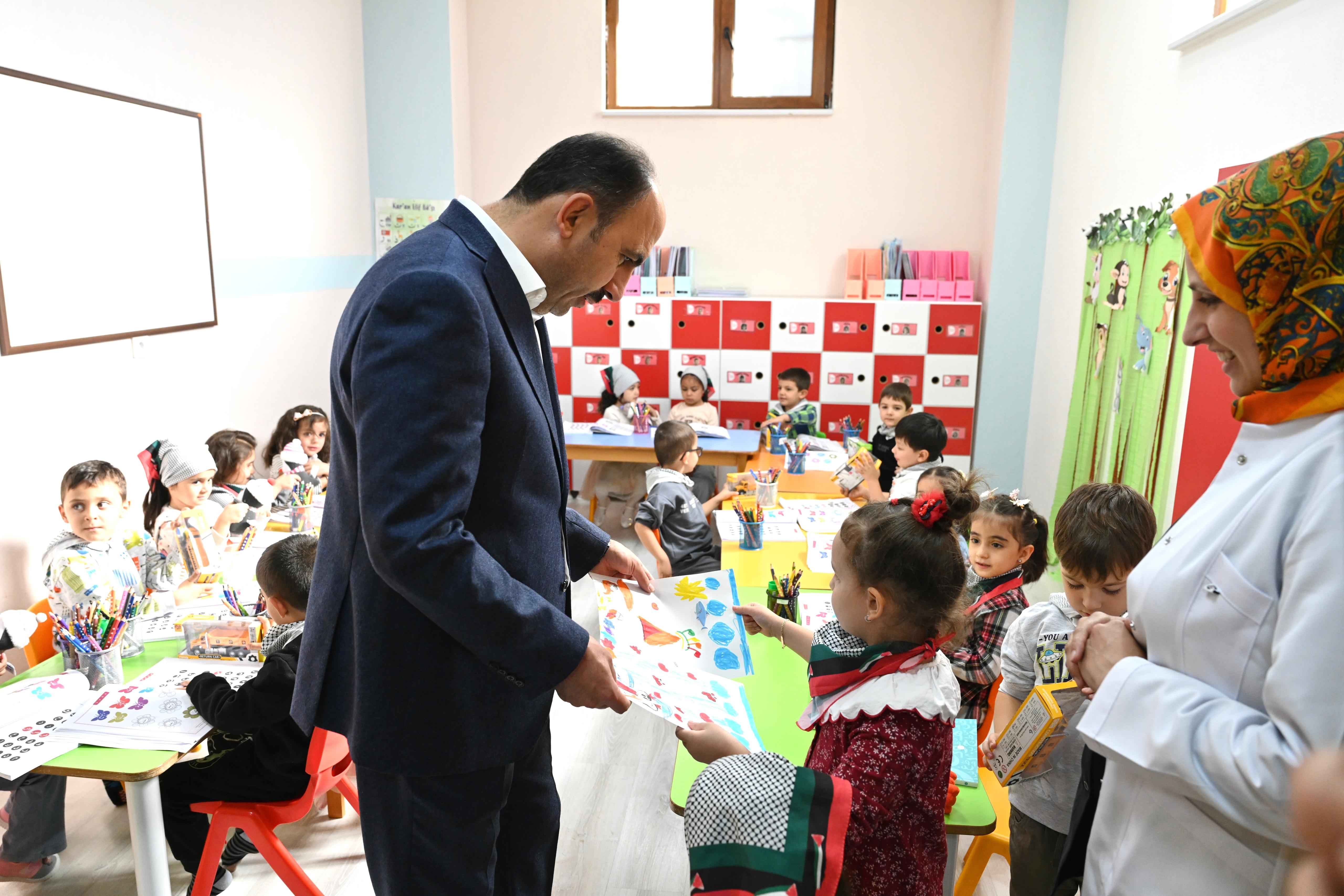 BAŞKAN ALTAY FİLİSTİN DUYARLILIĞI İLE DİKKAT ÇEKEN MİNİK ÖĞRENCİLERİ ZİYARET ETTİ - Görsel 1