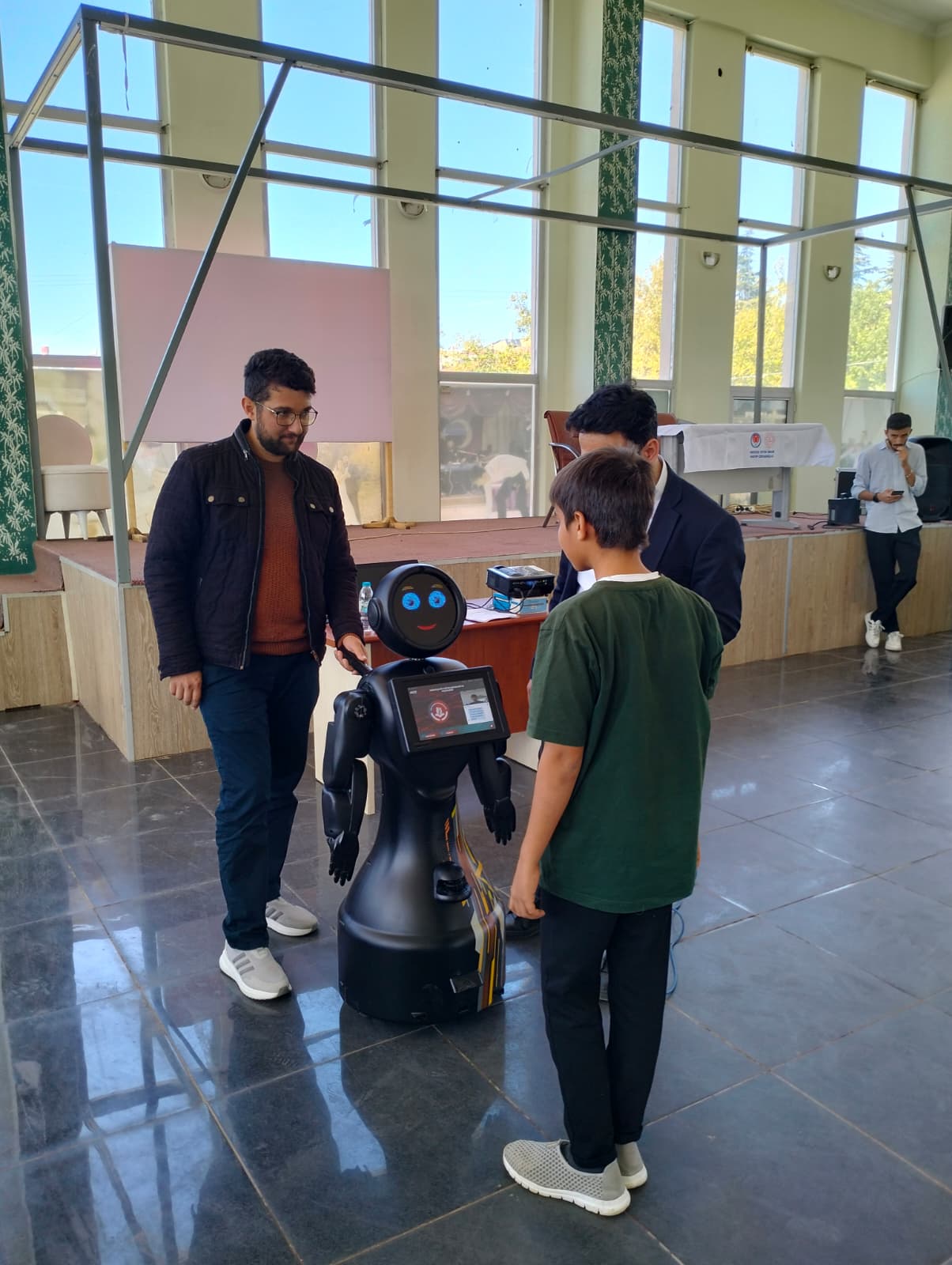 Ahırlı’da Öğrencilere Yönelik Teknoloji ve Robotik Sunumu Gerçekleştirildi - Görsel 1