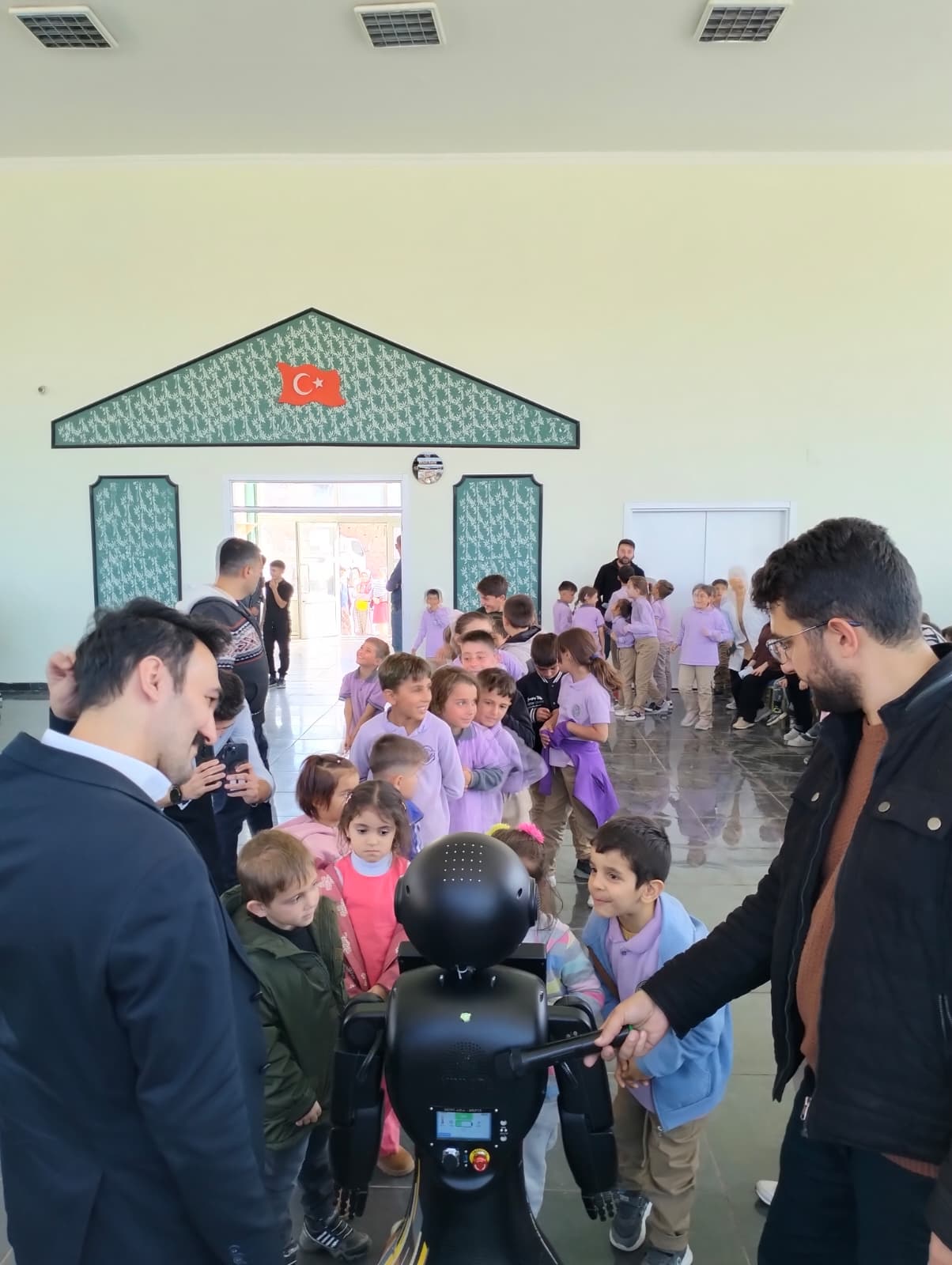 Ahırlı’da Öğrencilere Yönelik Teknoloji ve Robotik Sunumu Gerçekleştirildi - Görsel 3