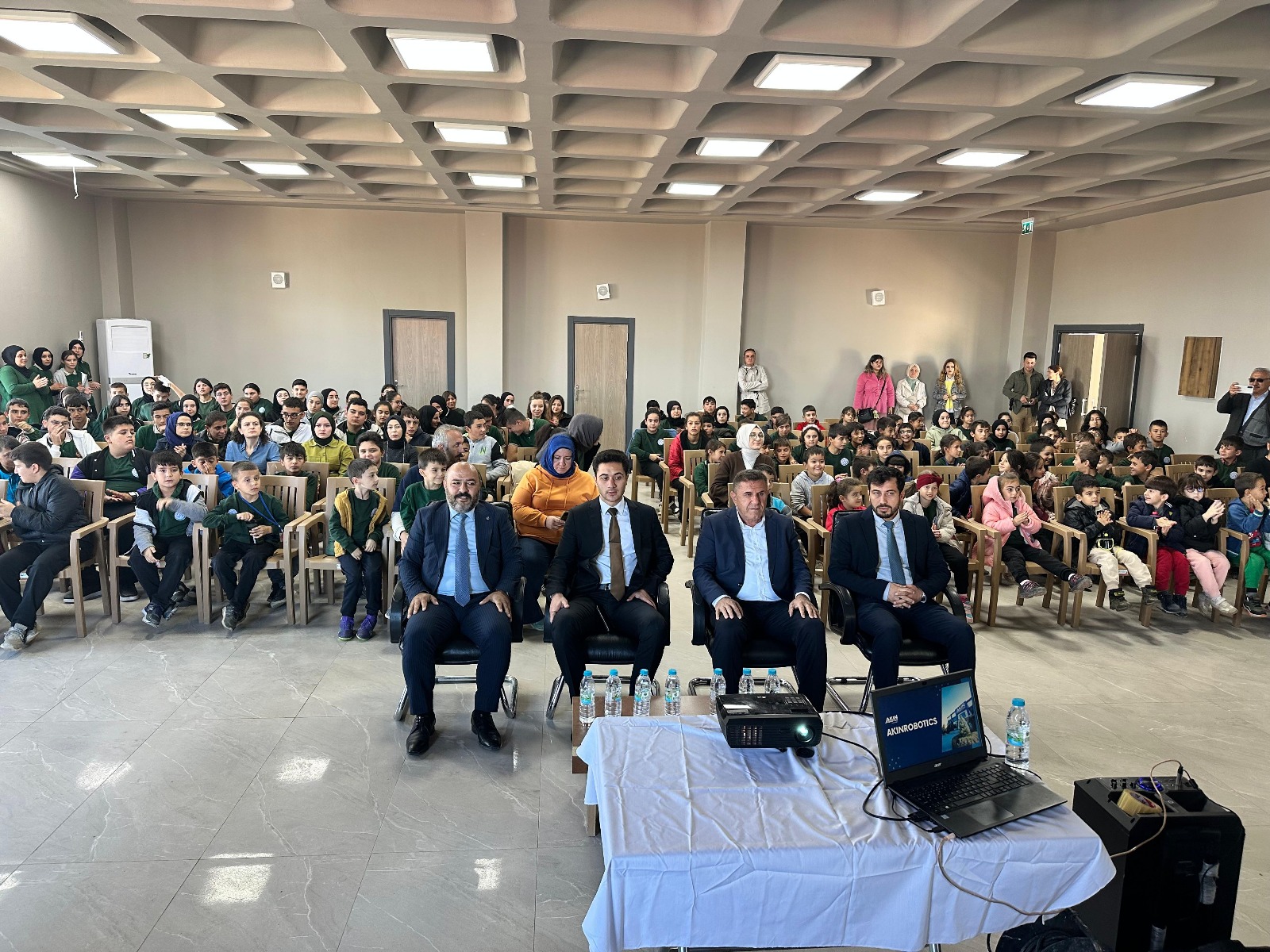 Ahırlı’da Öğrencilere Yönelik Teknoloji ve Robotik Sunumu Gerçekleştirildi - Görsel 4