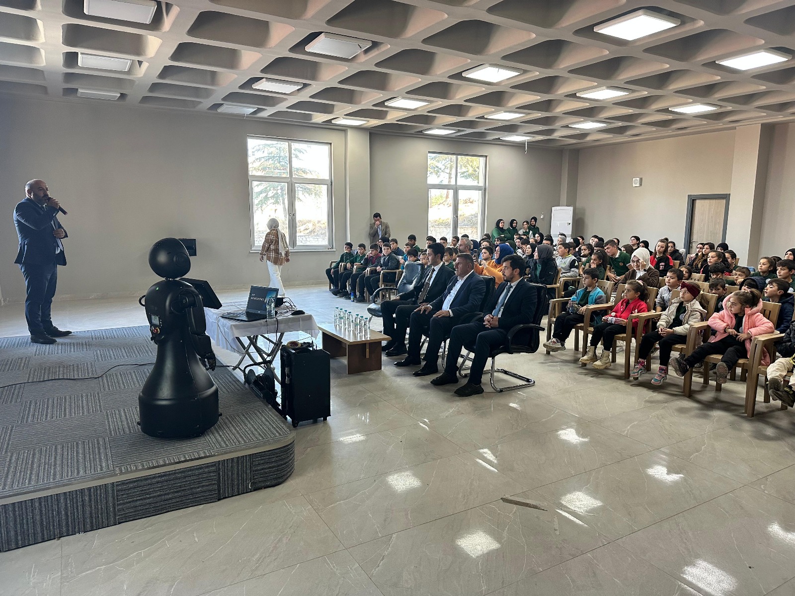 Ahırlı’da Öğrencilere Yönelik Teknoloji ve Robotik Sunumu Gerçekleştirildi - Görsel 7