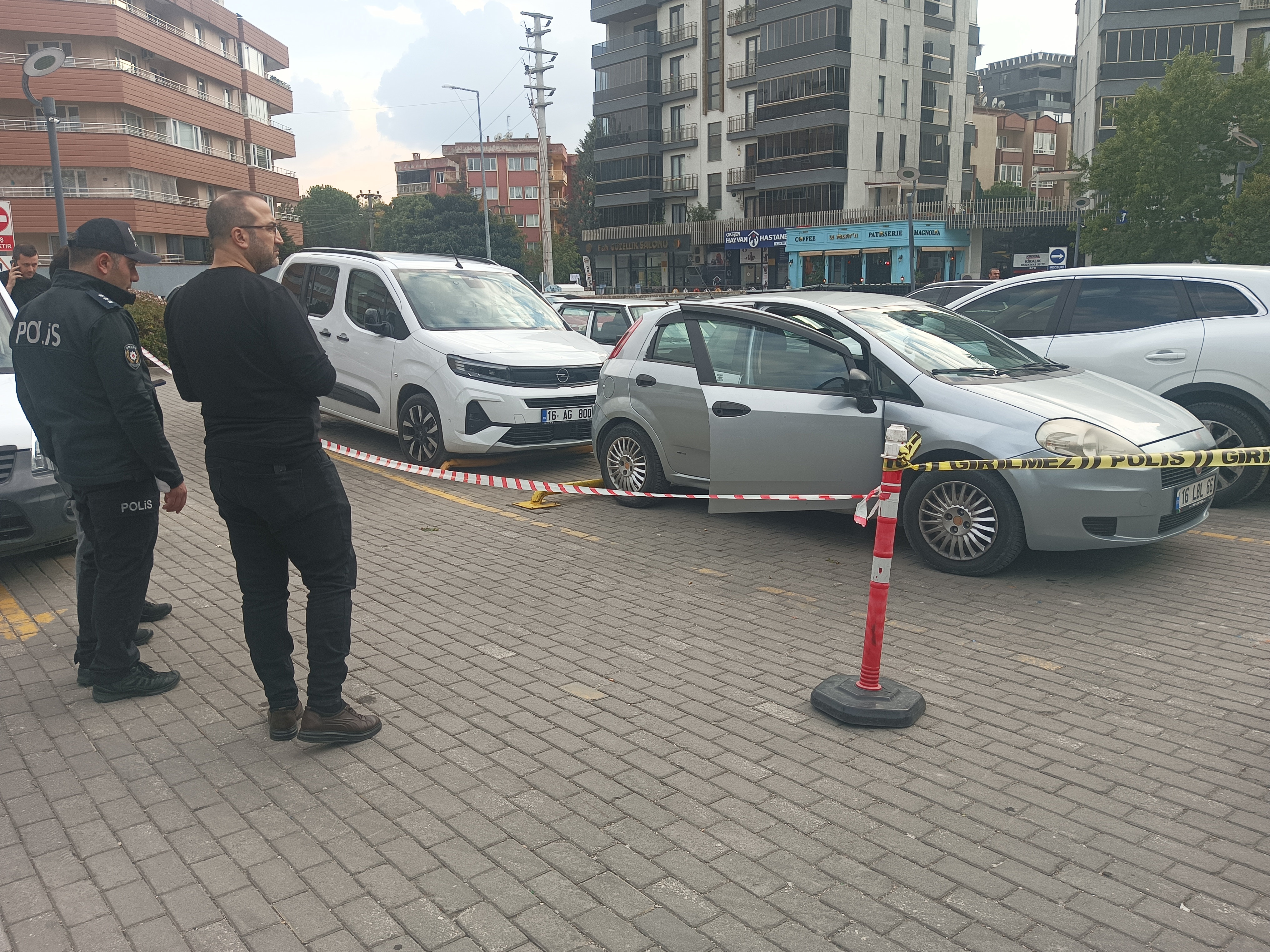 Bursa - Kafenin işletme müdürüne AVM'nin otoparkında silahlı saldırı; ağır yaralı  - Görsel 1