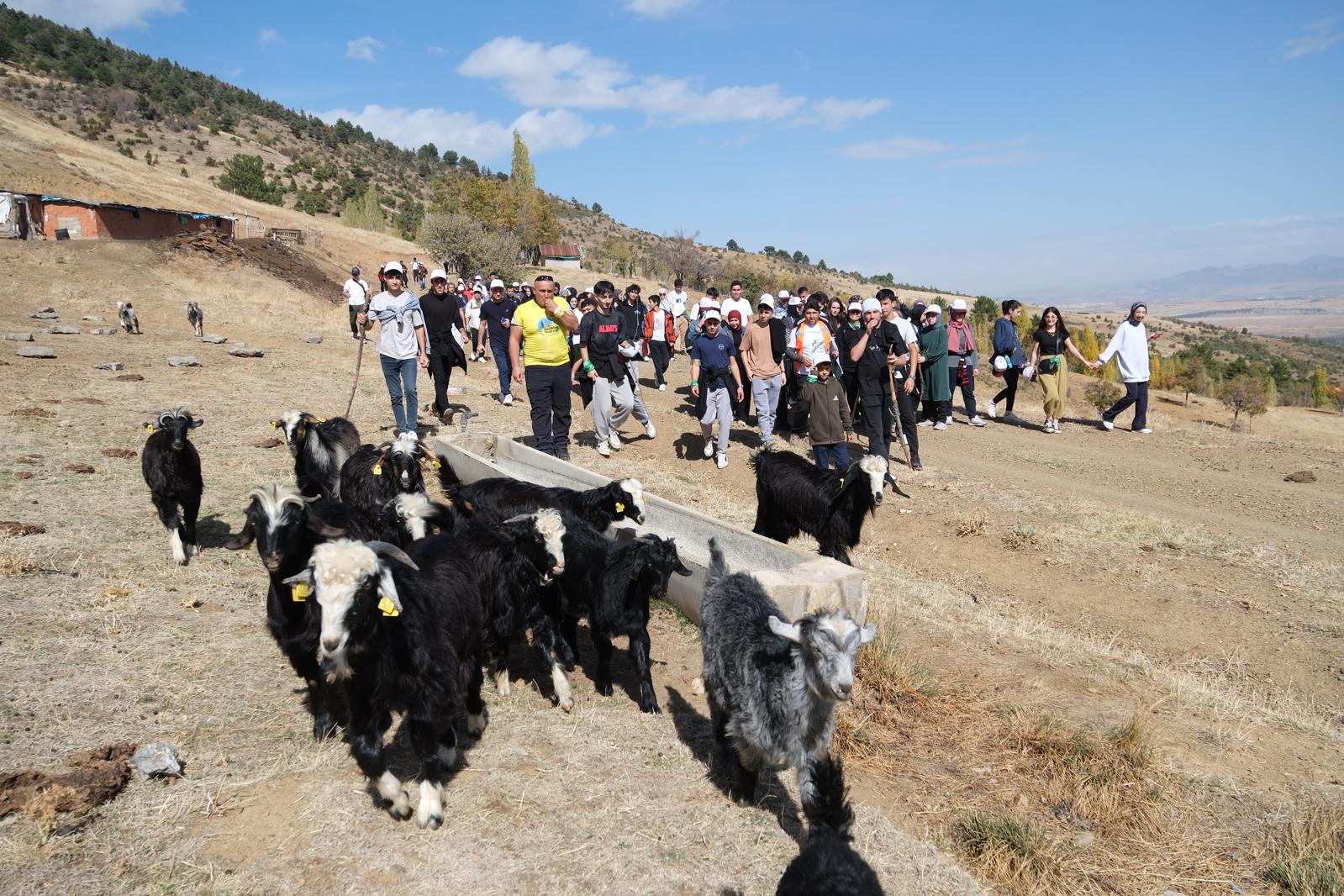 ÜNİVERSİTE ÖĞRENCİLERİ, TARİHİ HOMONADA YOLUNDA YÜRÜDÜ  - Görsel 3