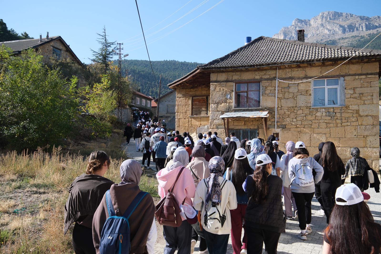 ÜNİVERSİTE ÖĞRENCİLERİ, TARİHİ HOMONADA YOLUNDA YÜRÜDÜ  - Görsel 4