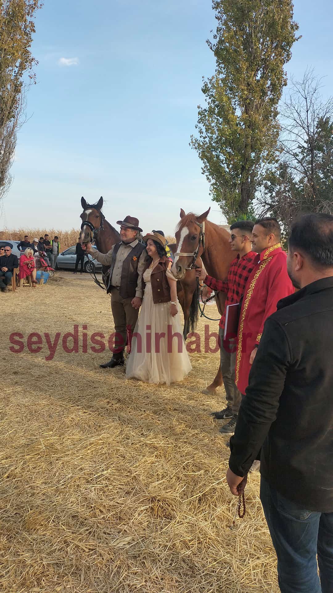 Konya'da Unutulmaz Bir Düğün: Mısır Tarlasında At Üstünde "Evet" Dediler - Görsel 1