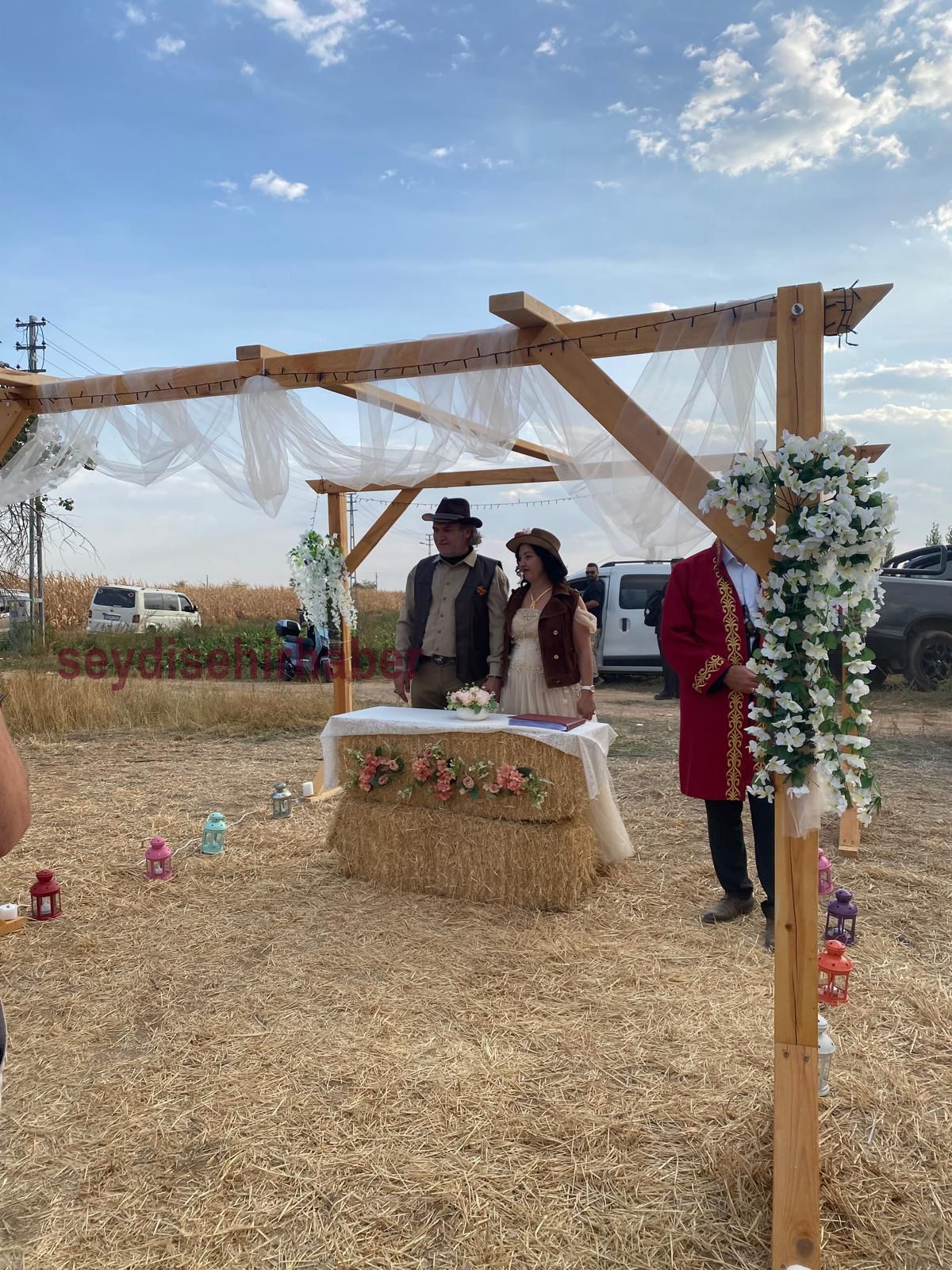 Konya'da Unutulmaz Bir Düğün: Mısır Tarlasında At Üstünde "Evet" Dediler - Görsel 2