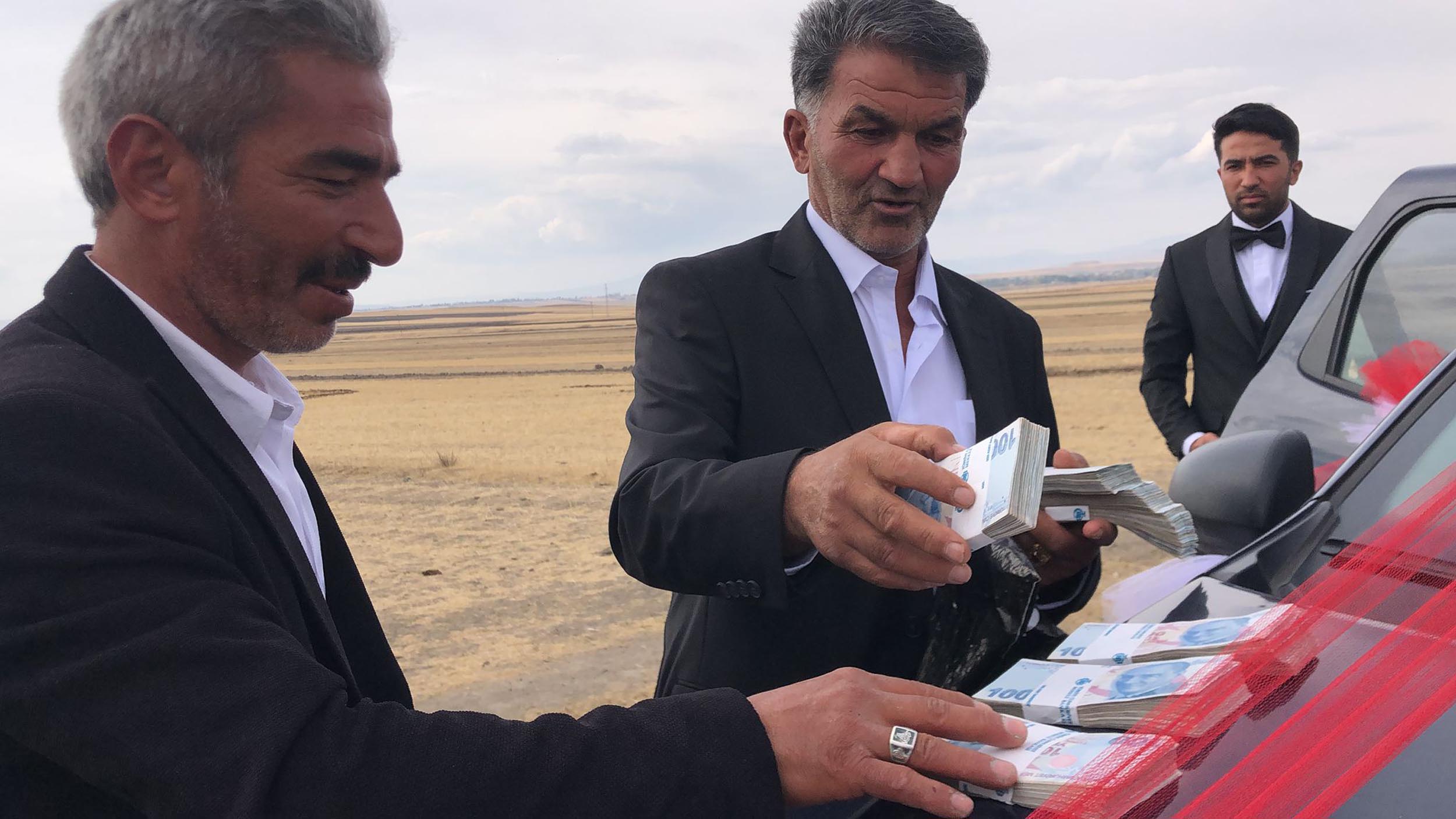 Muhtar, düğün konvoyunun yolunu kesip, cami ve Kur'an kursu için bağış aldı - Görsel 1