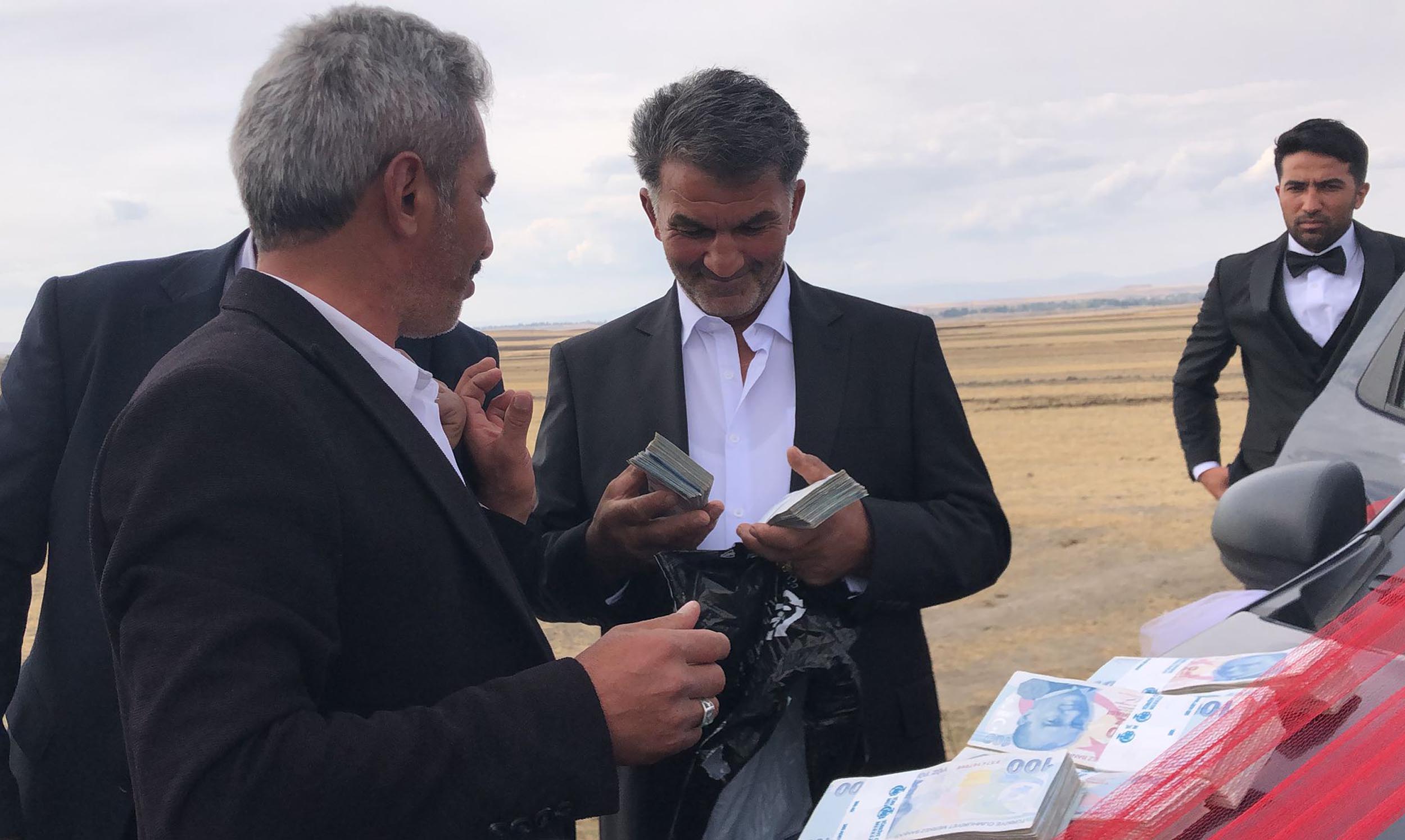 Muhtar, düğün konvoyunun yolunu kesip, cami ve Kur'an kursu için bağış aldı - Görsel 2