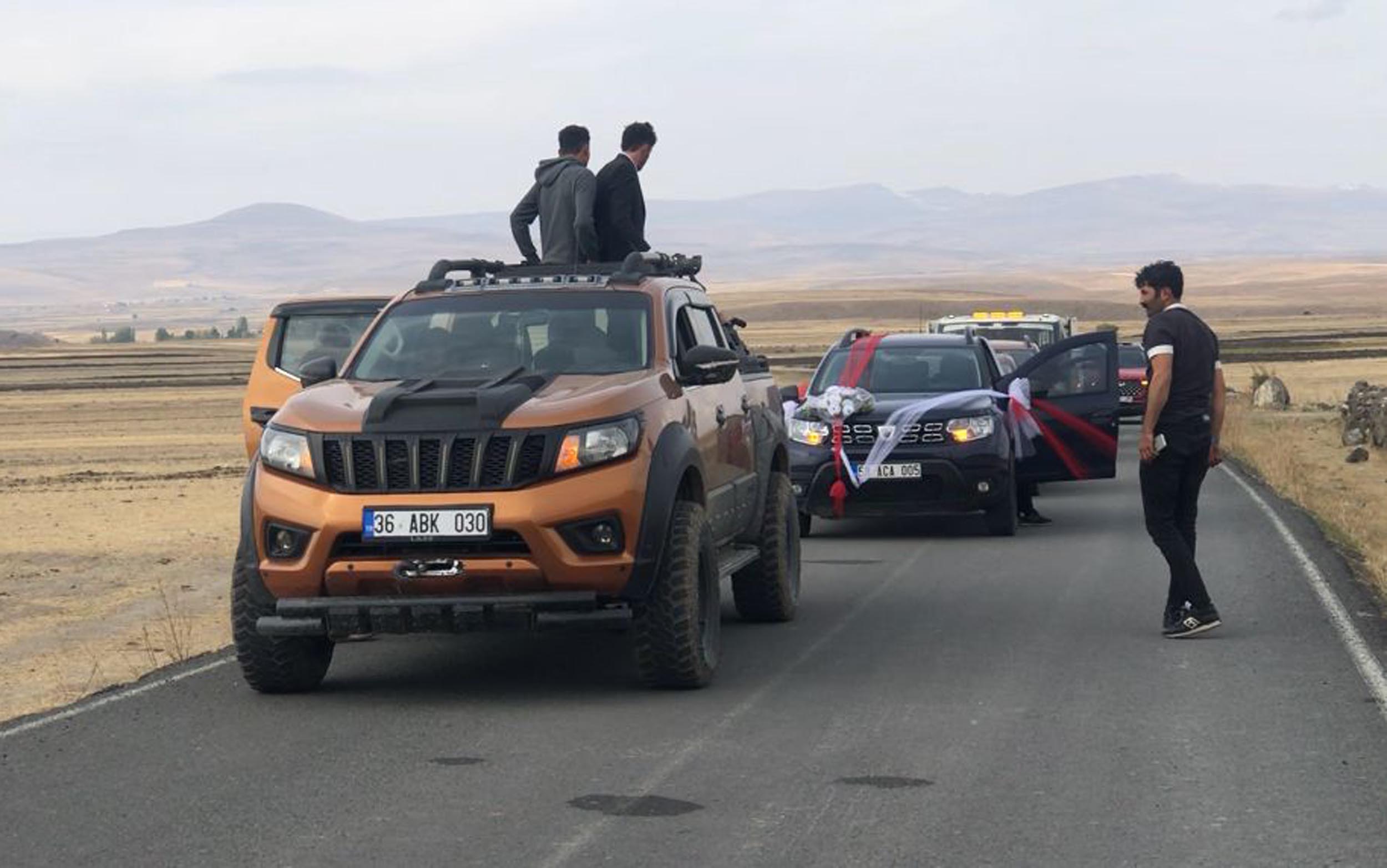 Muhtar, düğün konvoyunun yolunu kesip, cami ve Kur'an kursu için bağış aldı - Görsel 4
