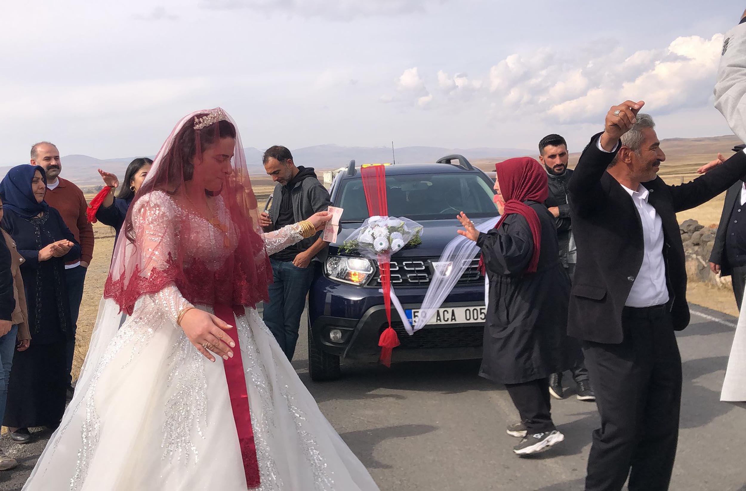 Muhtar, düğün konvoyunun yolunu kesip, cami ve Kur'an kursu için bağış aldı - Görsel 5