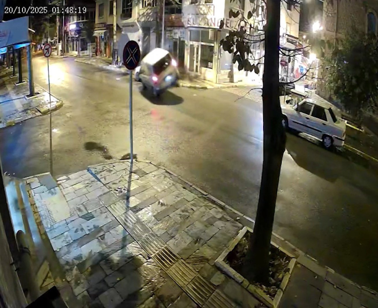 Isparta - Devrilen hafif ticari araçtaki baba ile 8 aylık kızının kurtarıldığı anlar kamerada - Görsel 1