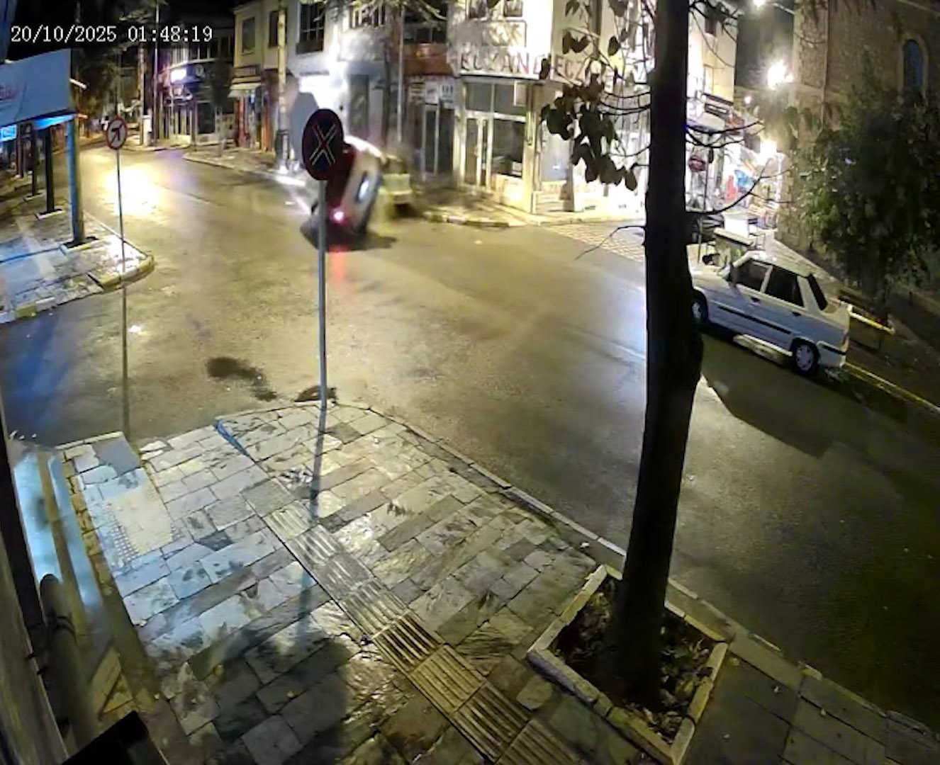 Isparta - Devrilen hafif ticari araçtaki baba ile 8 aylık kızının kurtarıldığı anlar kamerada - Görsel 2