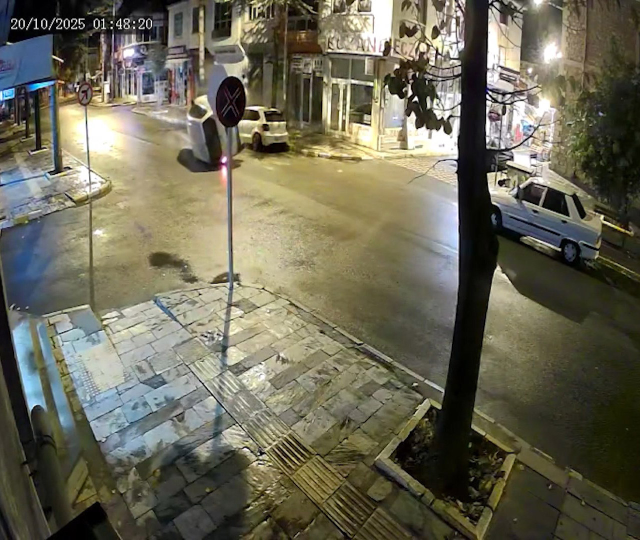 Isparta - Devrilen hafif ticari araçtaki baba ile 8 aylık kızının kurtarıldığı anlar kamerada - Görsel 3