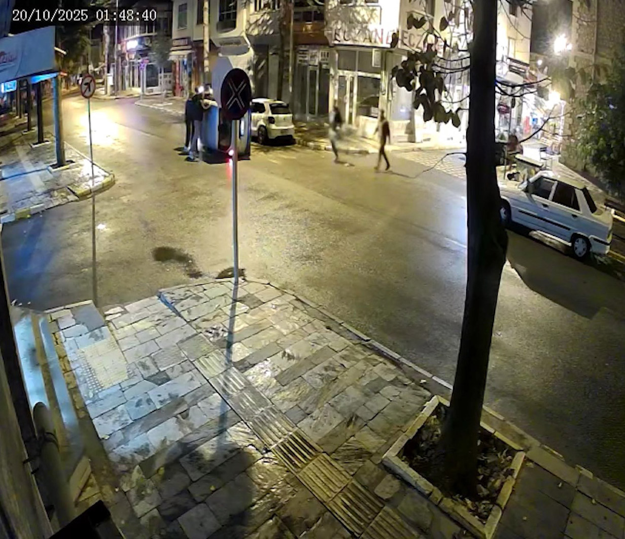 Isparta - Devrilen hafif ticari araçtaki baba ile 8 aylık kızının kurtarıldığı anlar kamerada - Görsel 4